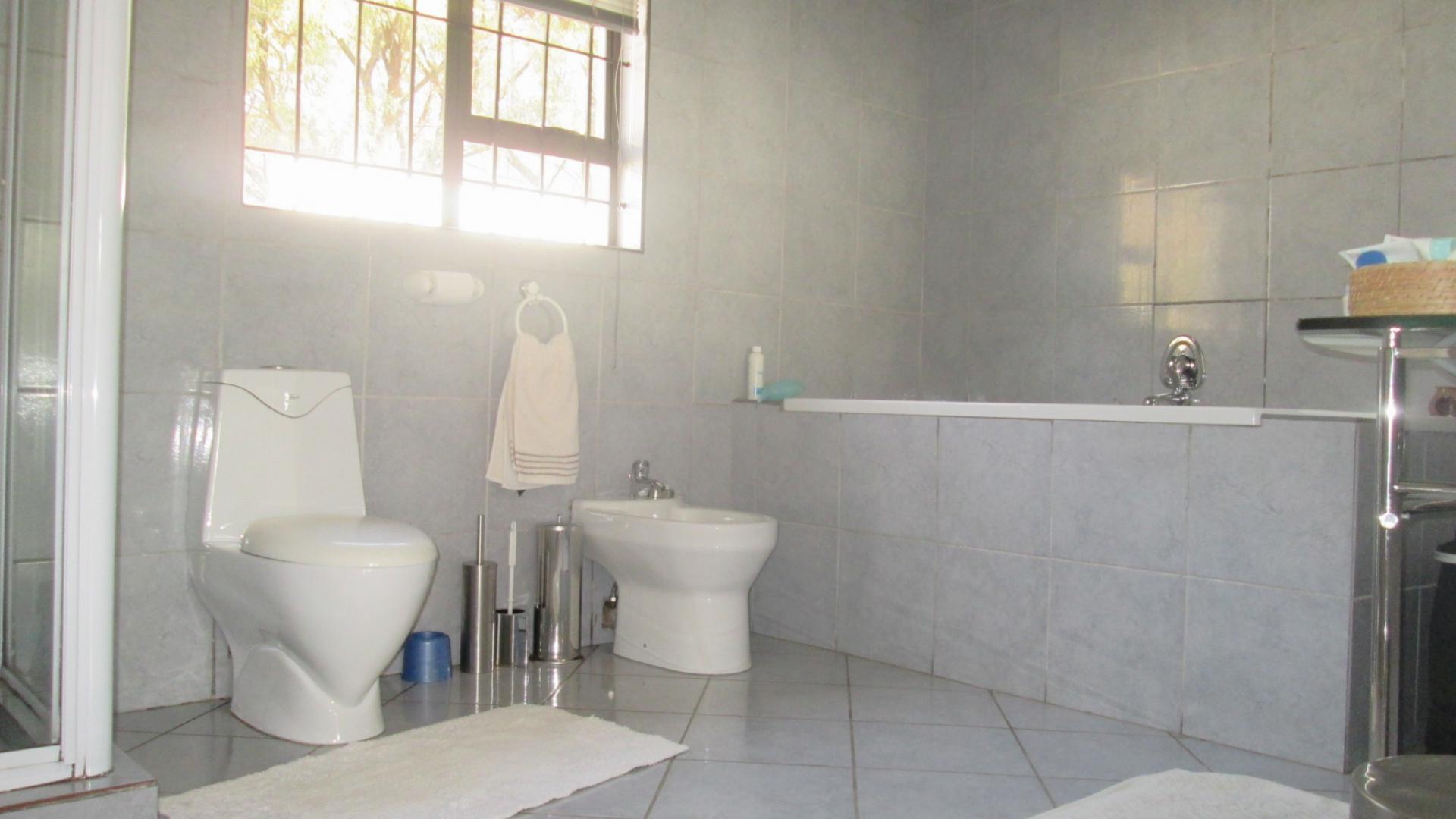 Main Bathroom - 48 square meters of property in Linbro Park A.H.
