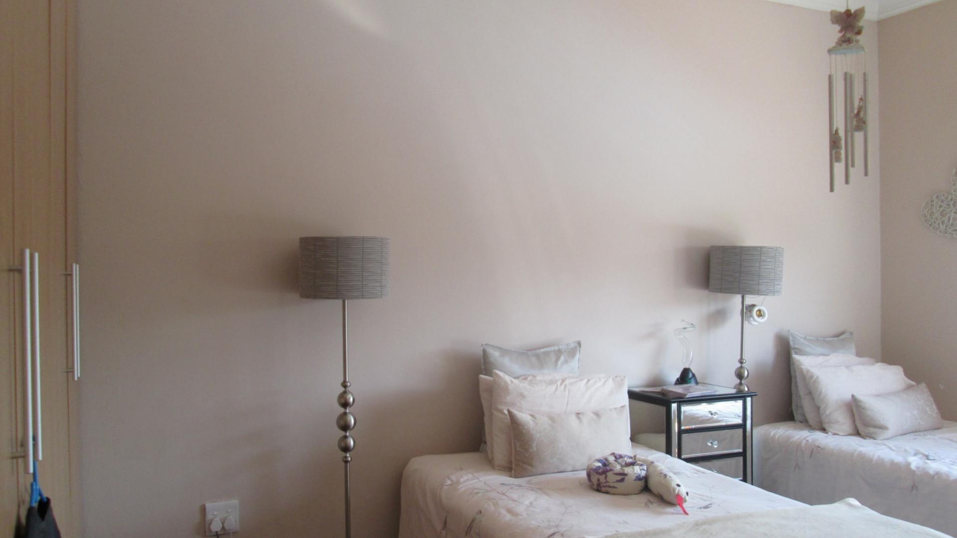 Bed Room 2 - 37 square meters of property in Linbro Park A.H.