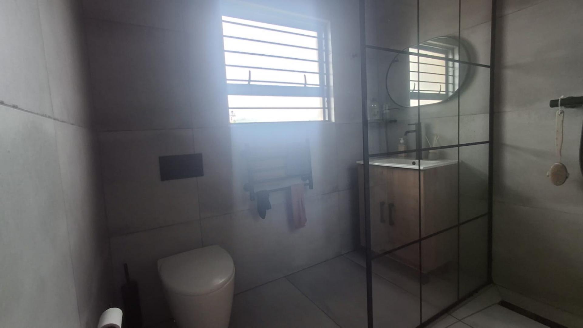 Bathroom 1 - 4 square meters of property in Silverfields