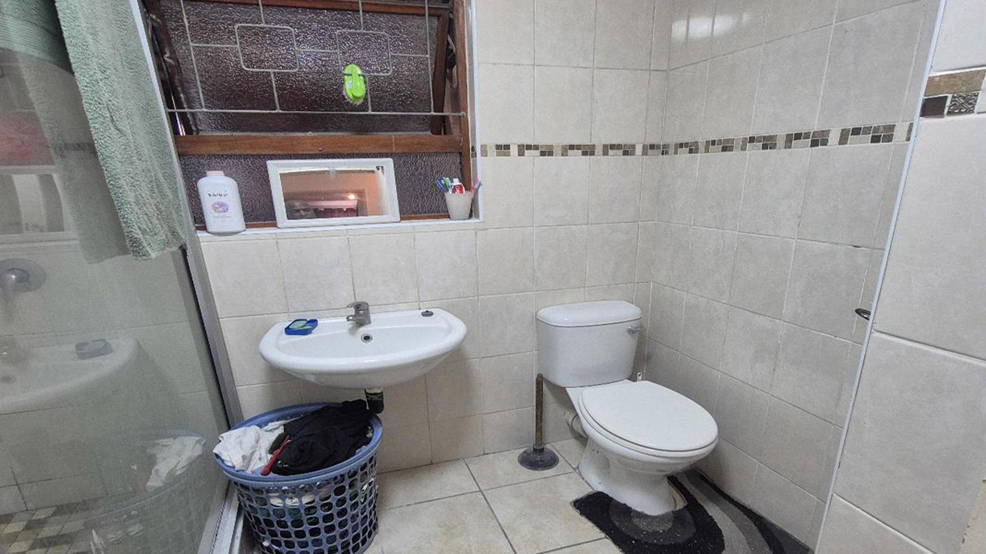 Bathroom 1 of property in Bloemendal