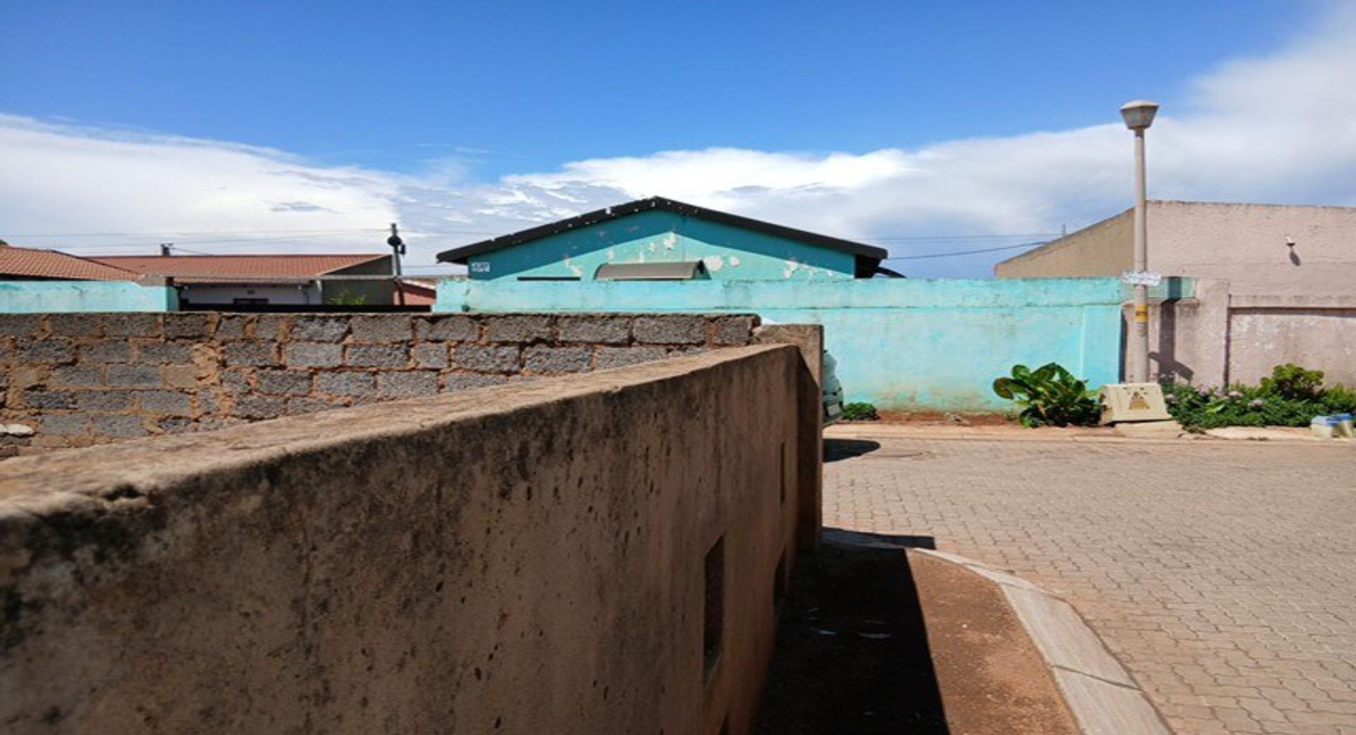 Front View of property in Roodekop