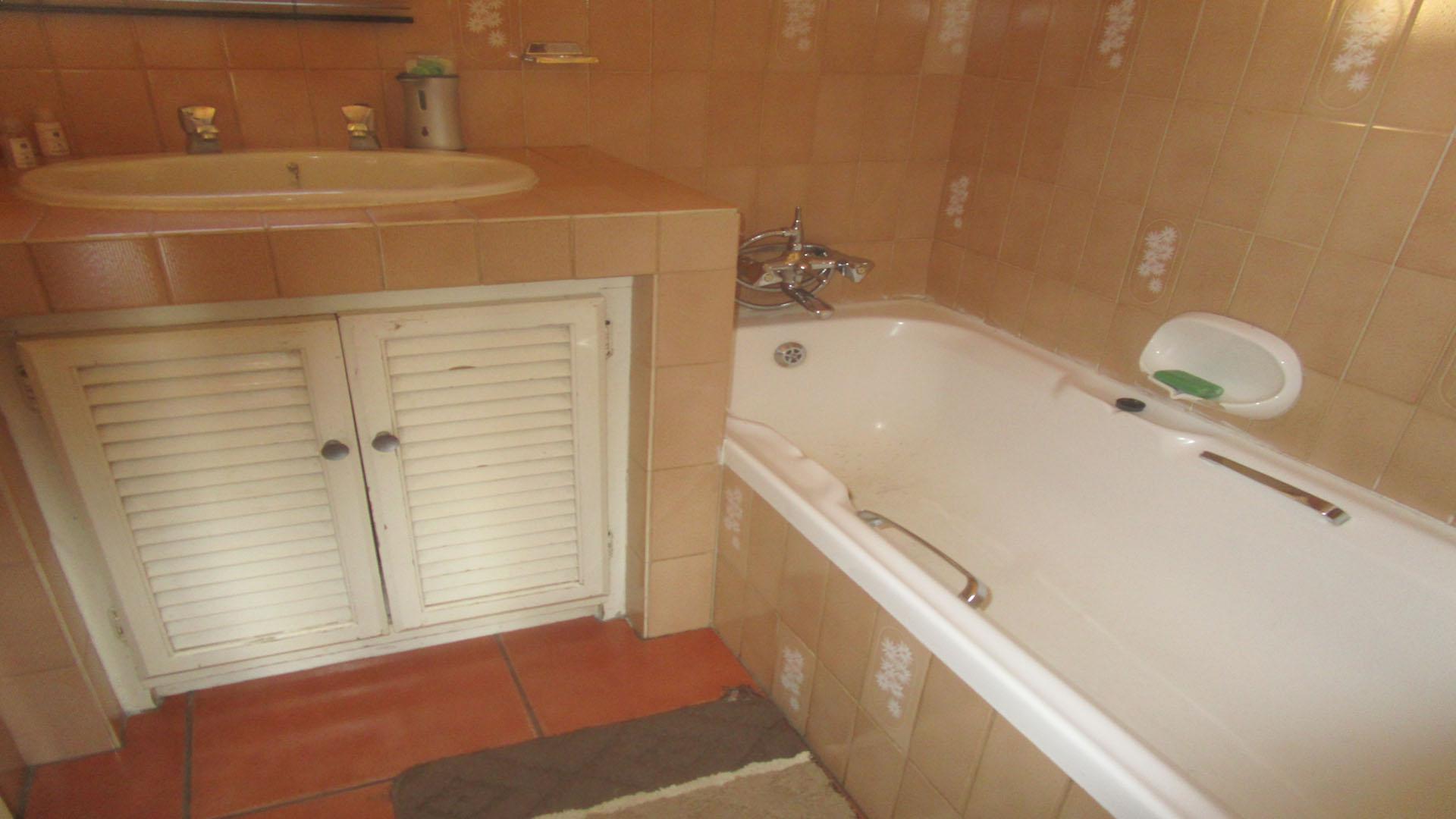 Bathroom 1 - 9 square meters of property in Boksburg