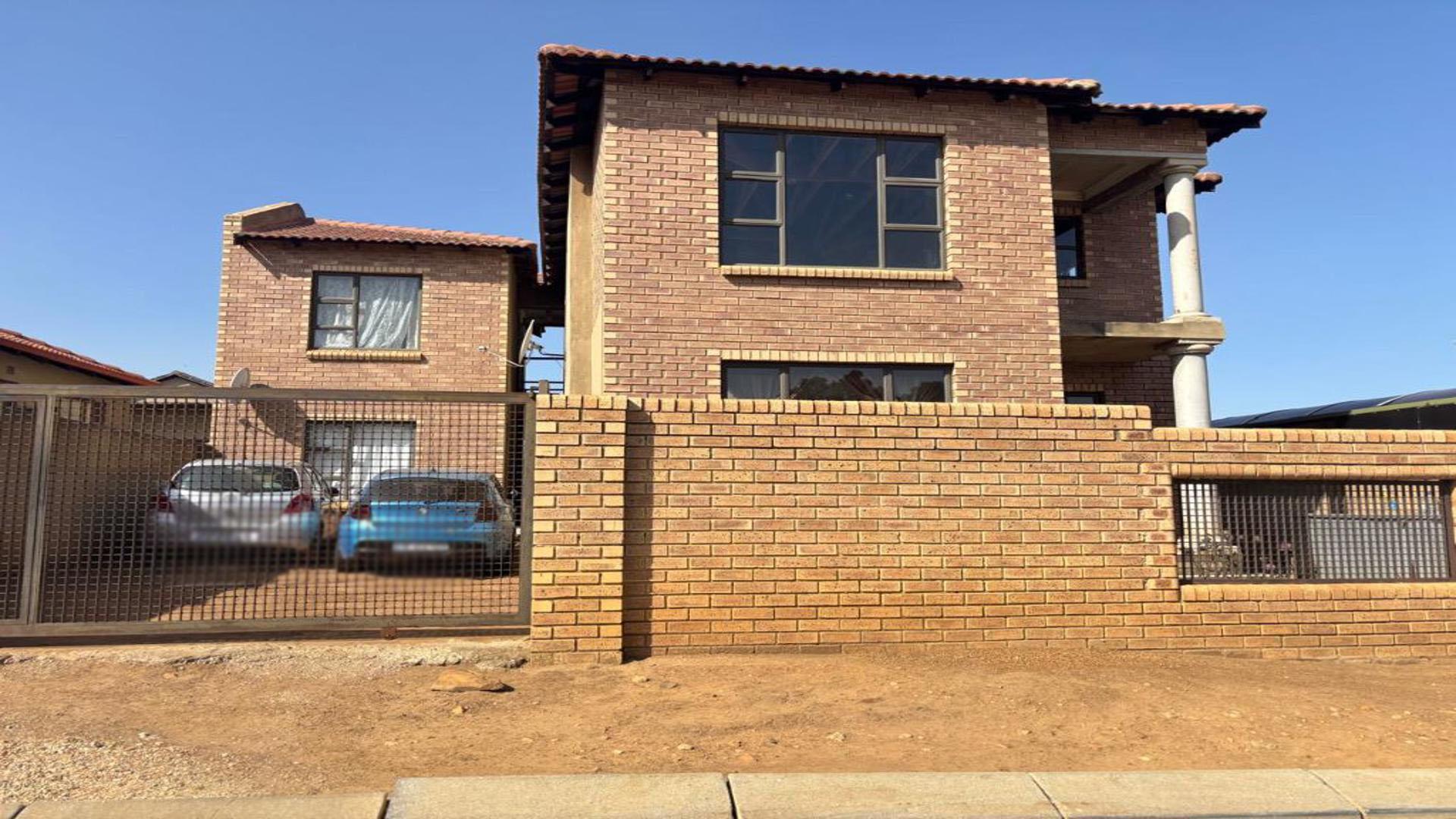 Front View of property in Naturena