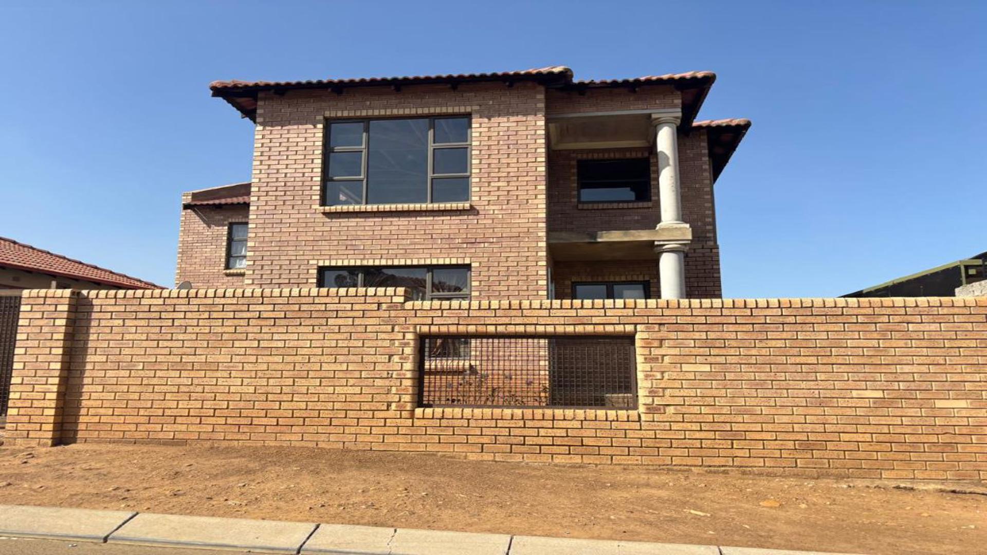 Front View of property in Naturena