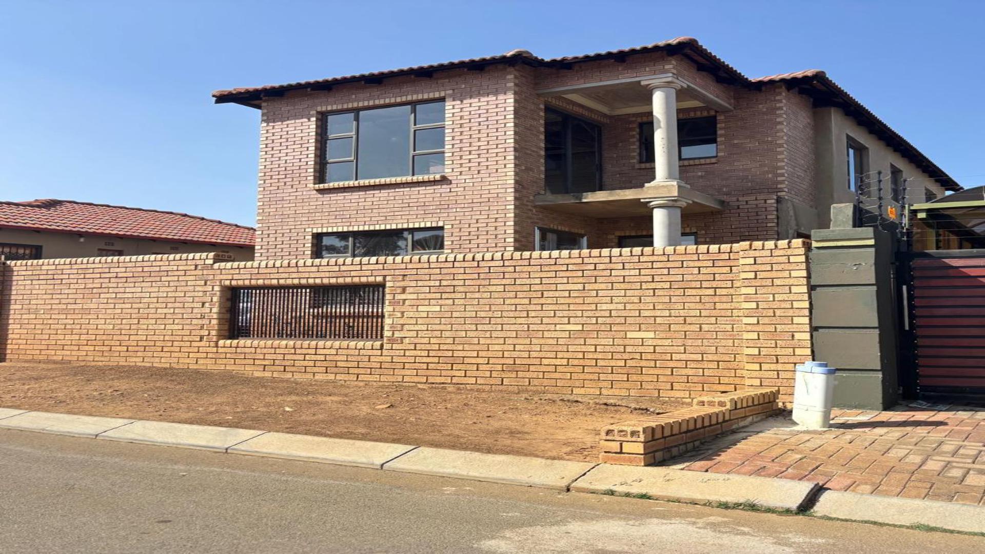 Front View of property in Naturena