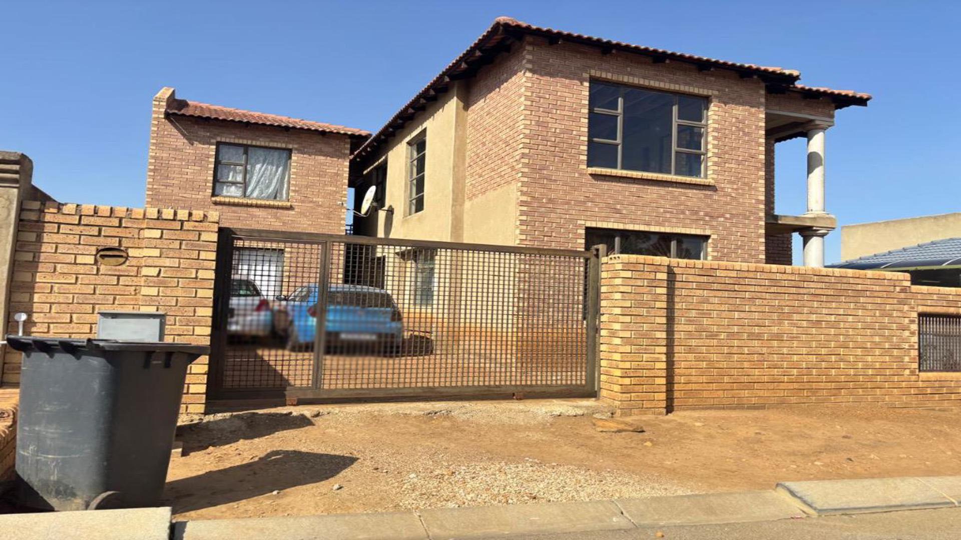 Front View of property in Naturena