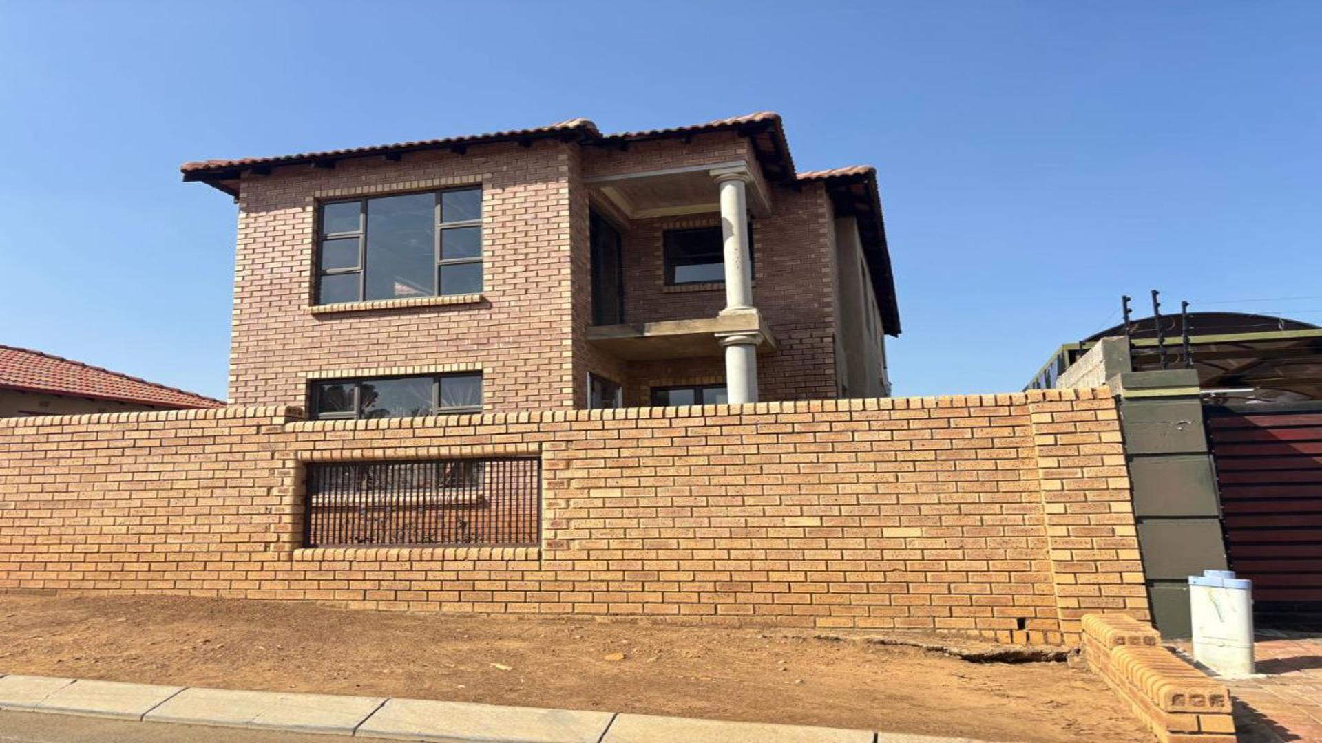 Front View of property in Naturena