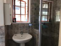 Bathroom 2 - 4 square meters of property in Leonard