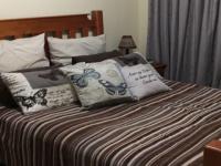 Main Bedroom - 15 square meters of property in Bloemfontein