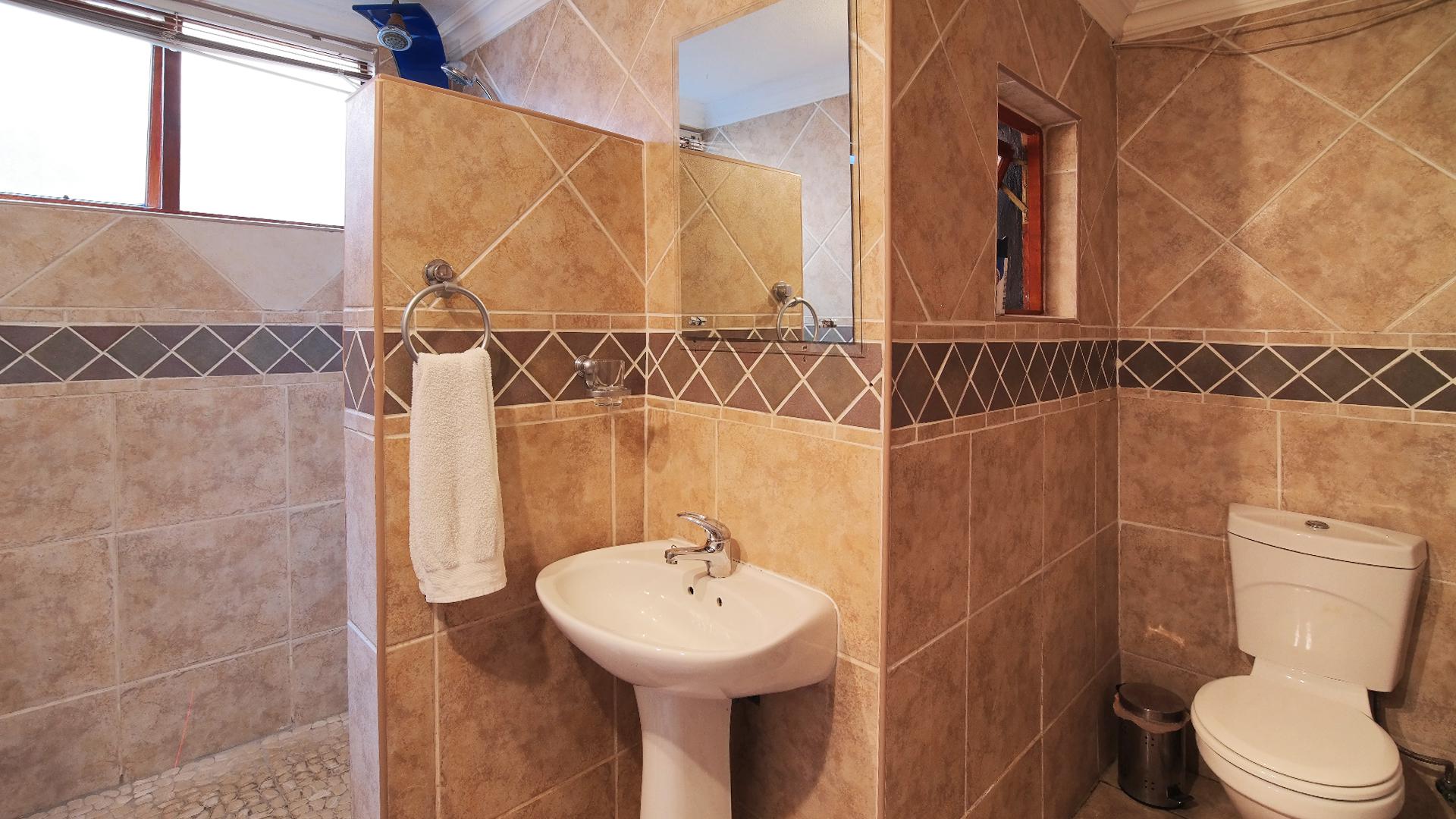 Bathroom 3+ - 49 square meters of property in Montana Park