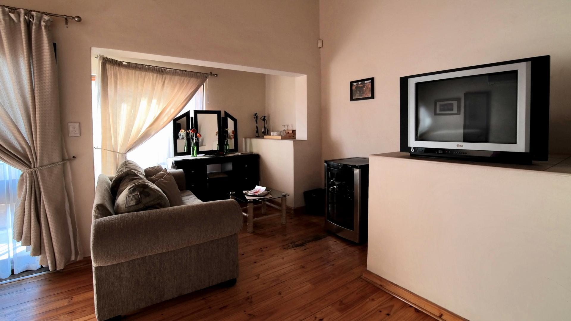 Main Bedroom - 35 square meters of property in Montana Park