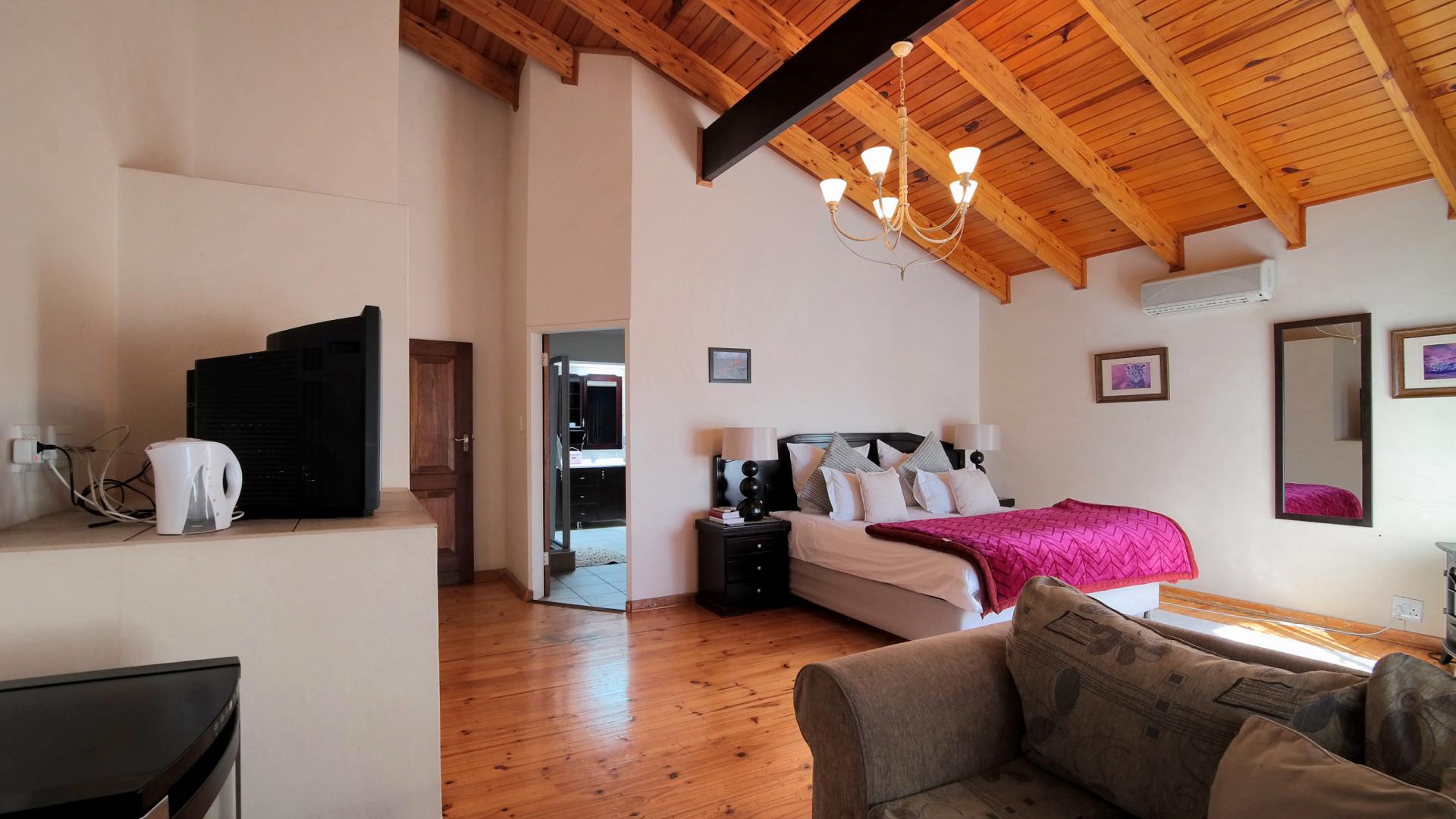 Main Bedroom - 35 square meters of property in Montana Park