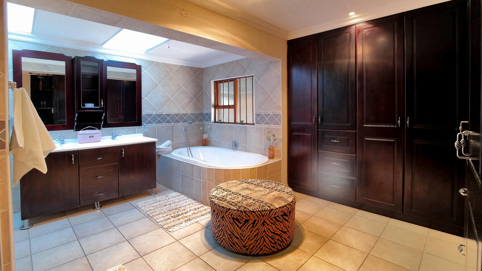 Main Bathroom - 20 square meters of property in Montana Park