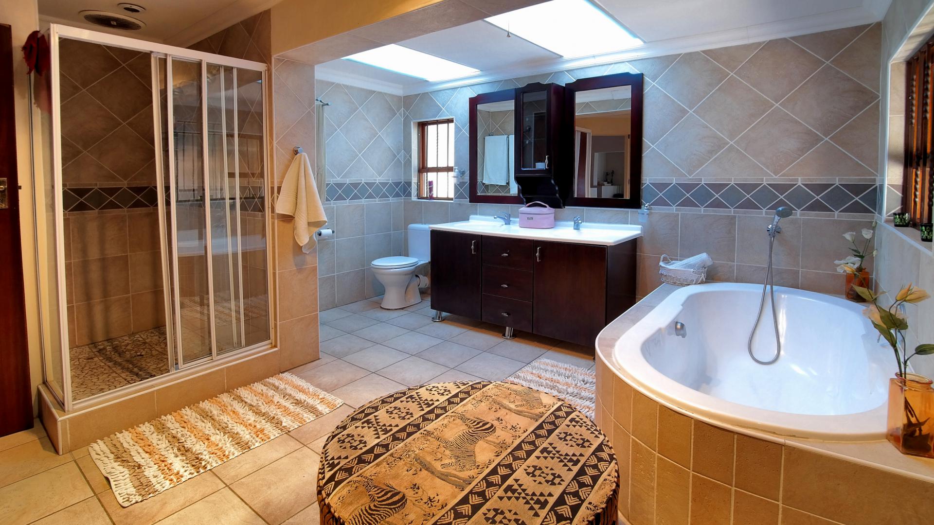Main Bathroom - 20 square meters of property in Montana Park