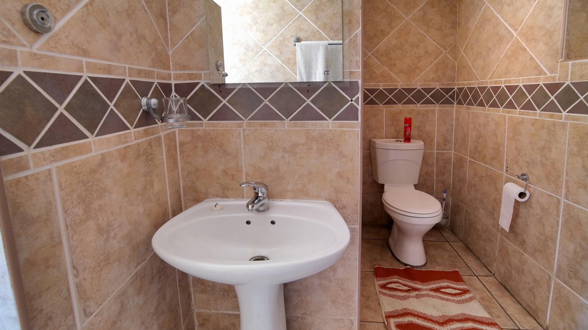 Bathroom 3+ - 49 square meters of property in Montana Park