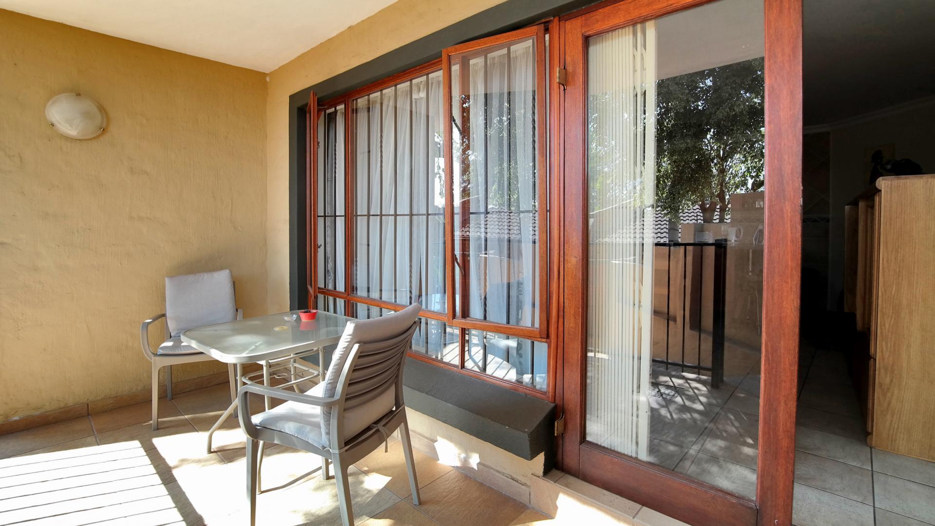 Patio of property in Montana Park