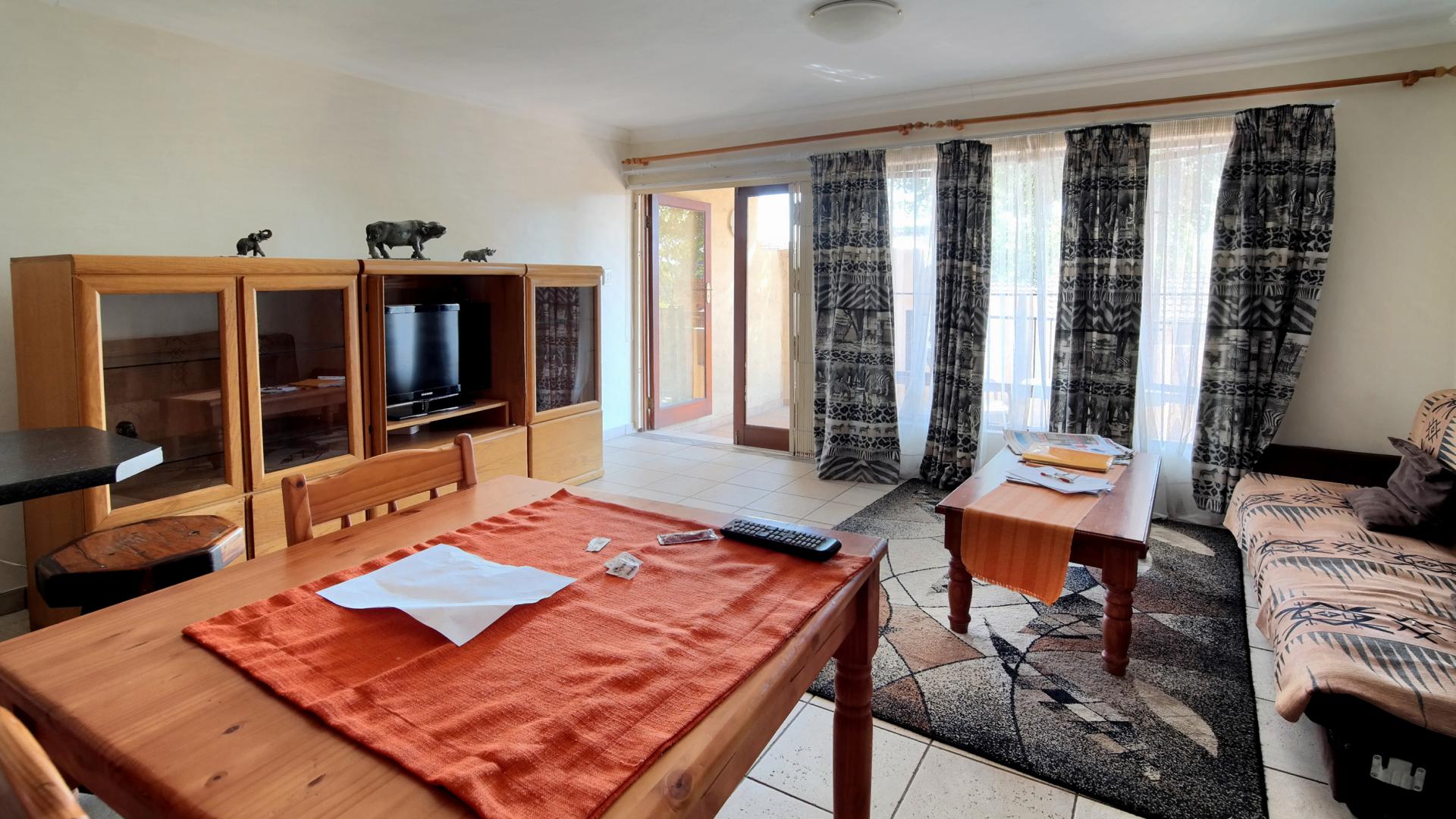 Lounges - 47 square meters of property in Montana Park