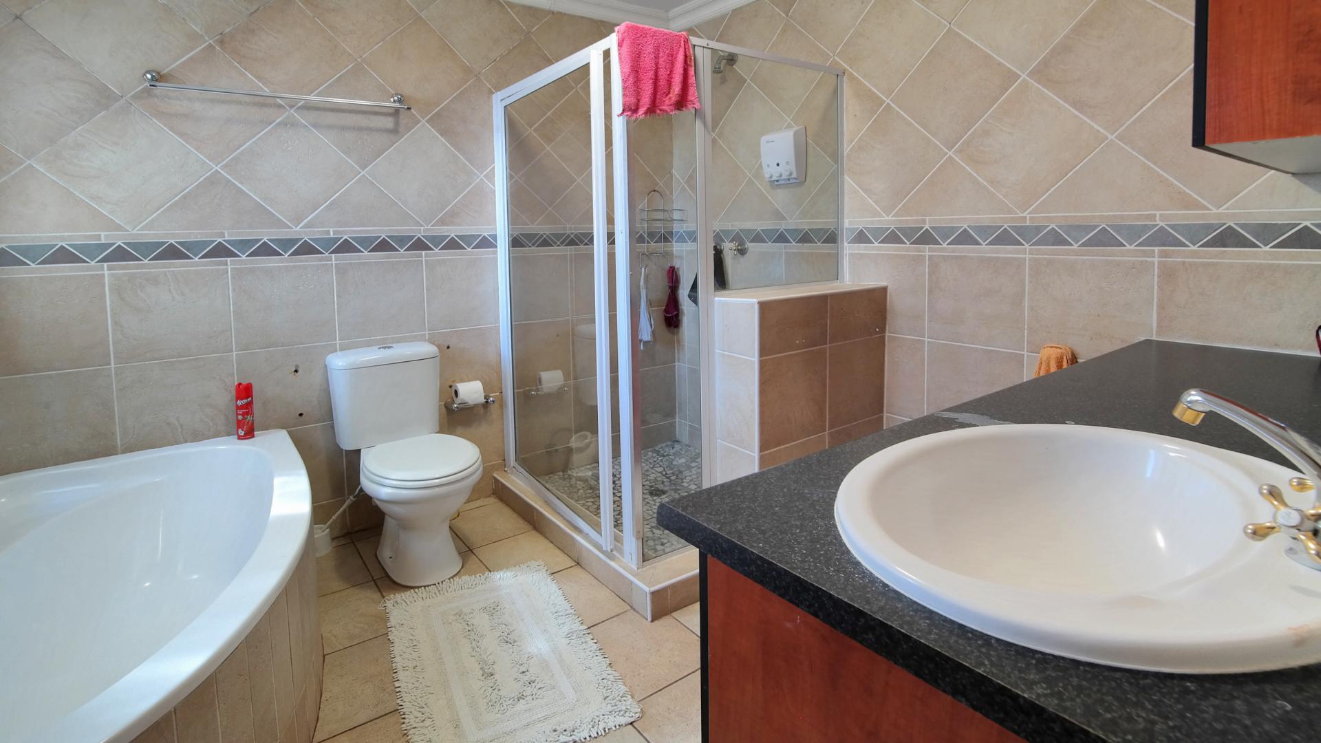 Bathroom 3+ - 49 square meters of property in Montana Park