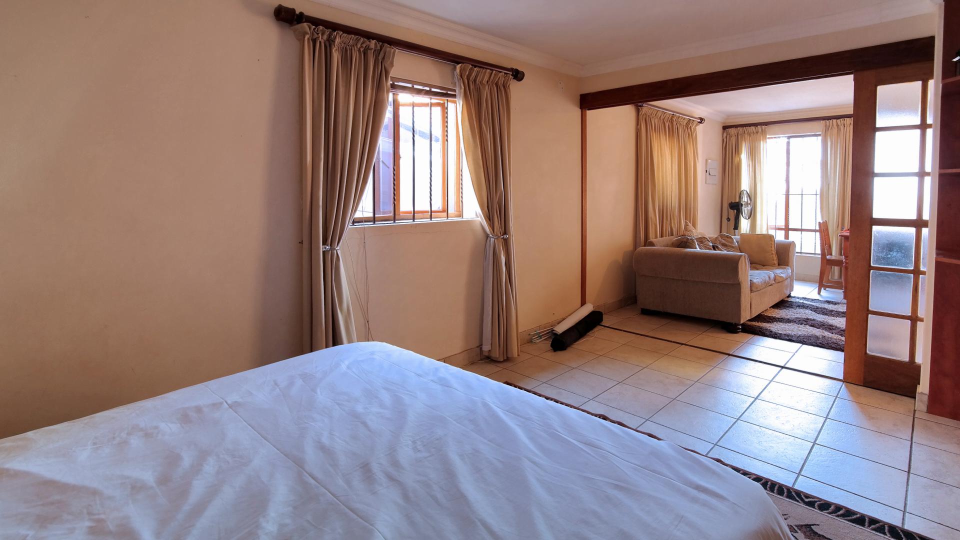 Bed Room 5+ - 99 square meters of property in Montana Park