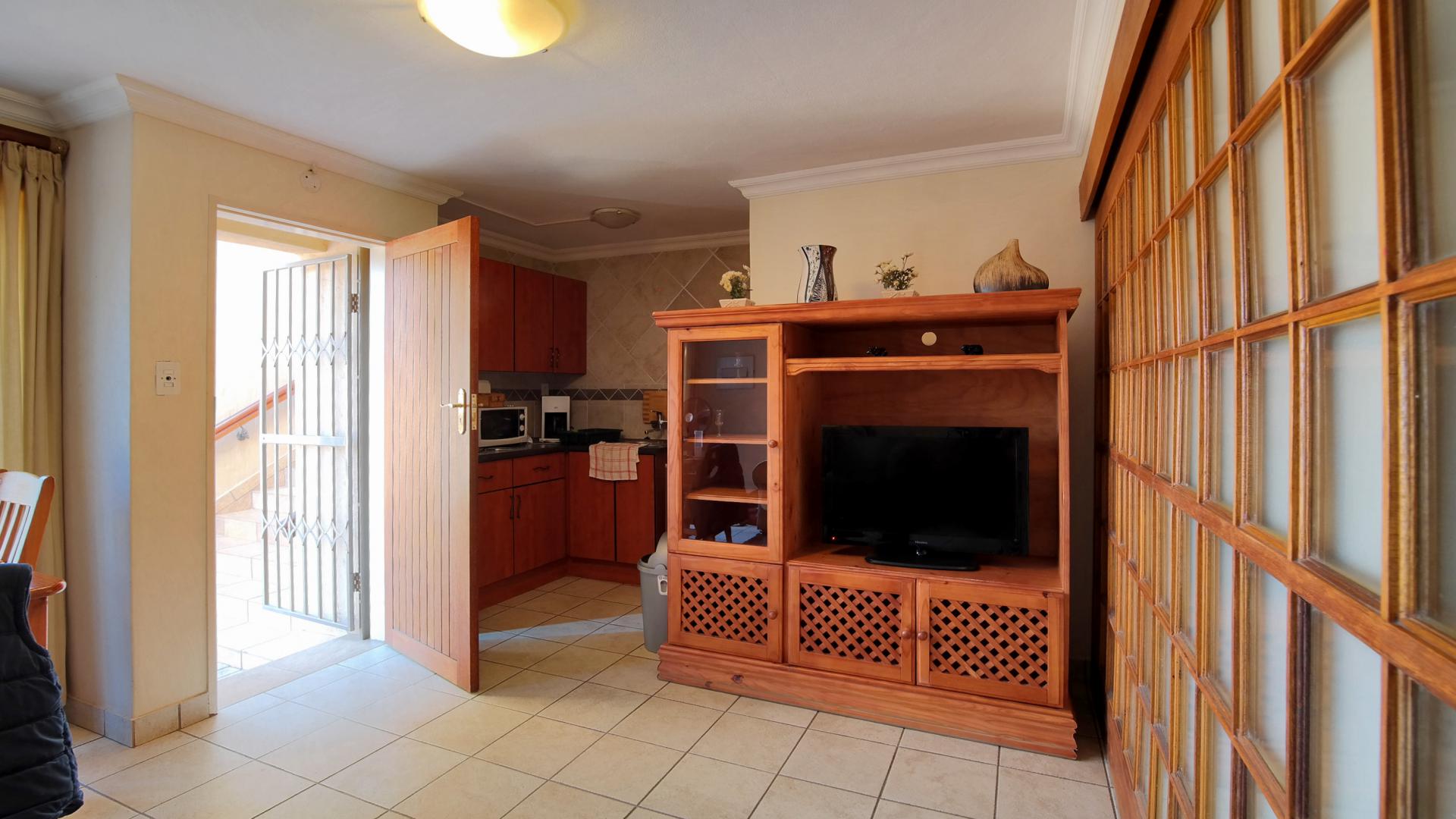 Bed Room 5+ - 99 square meters of property in Montana Park