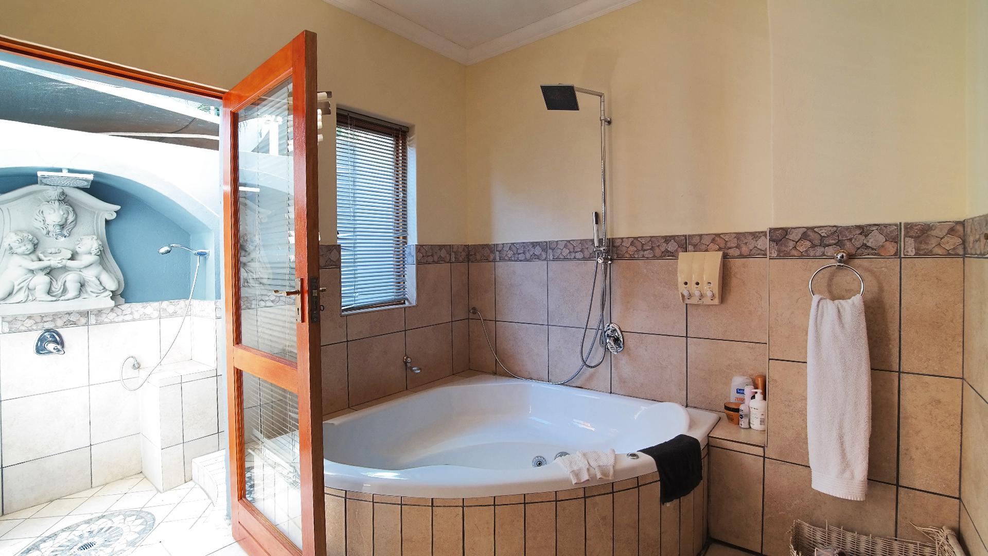 Bathroom 1 - 19 square meters of property in Montana Park