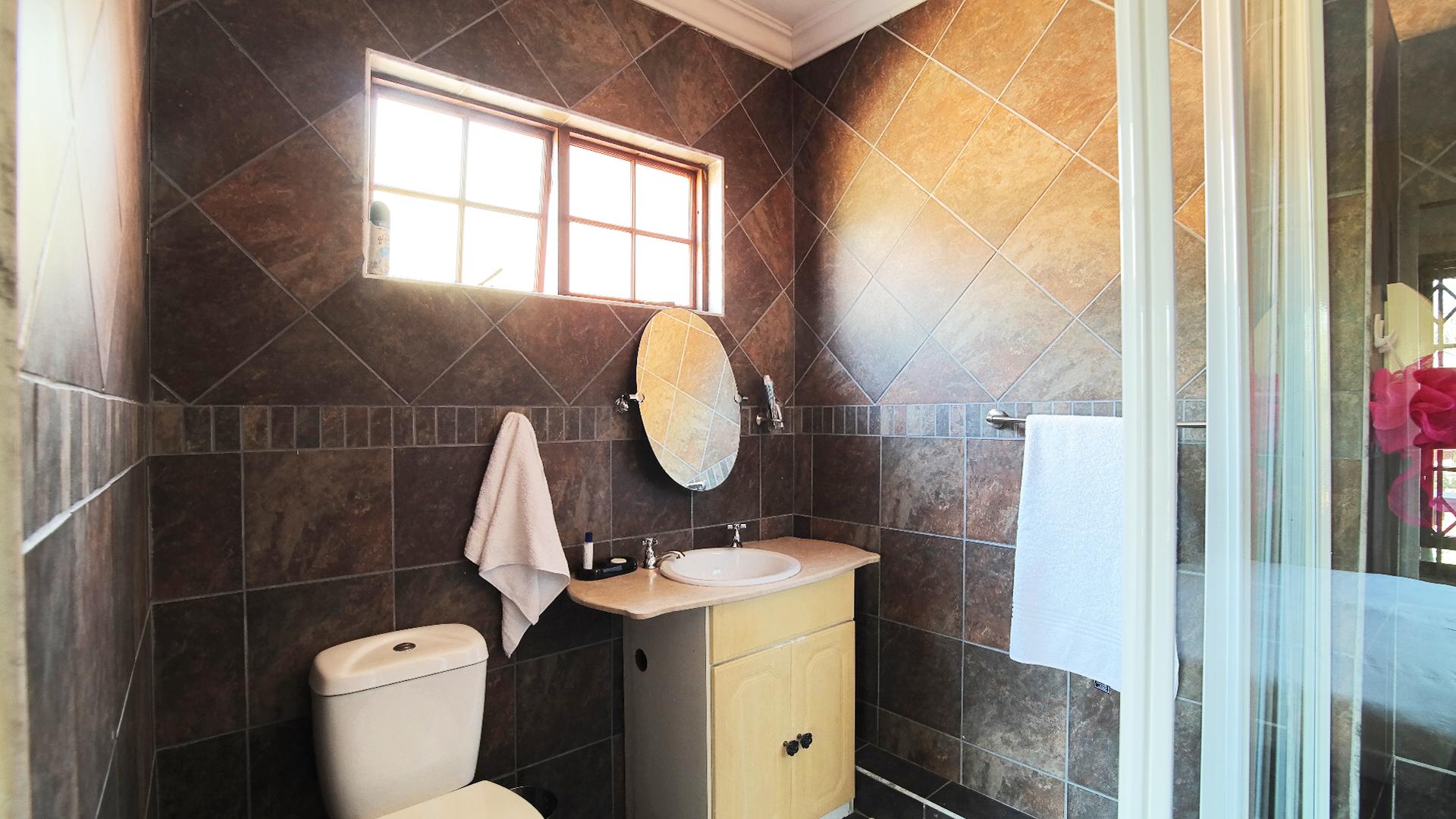 Bathroom 2 - 5 square meters of property in Montana Park