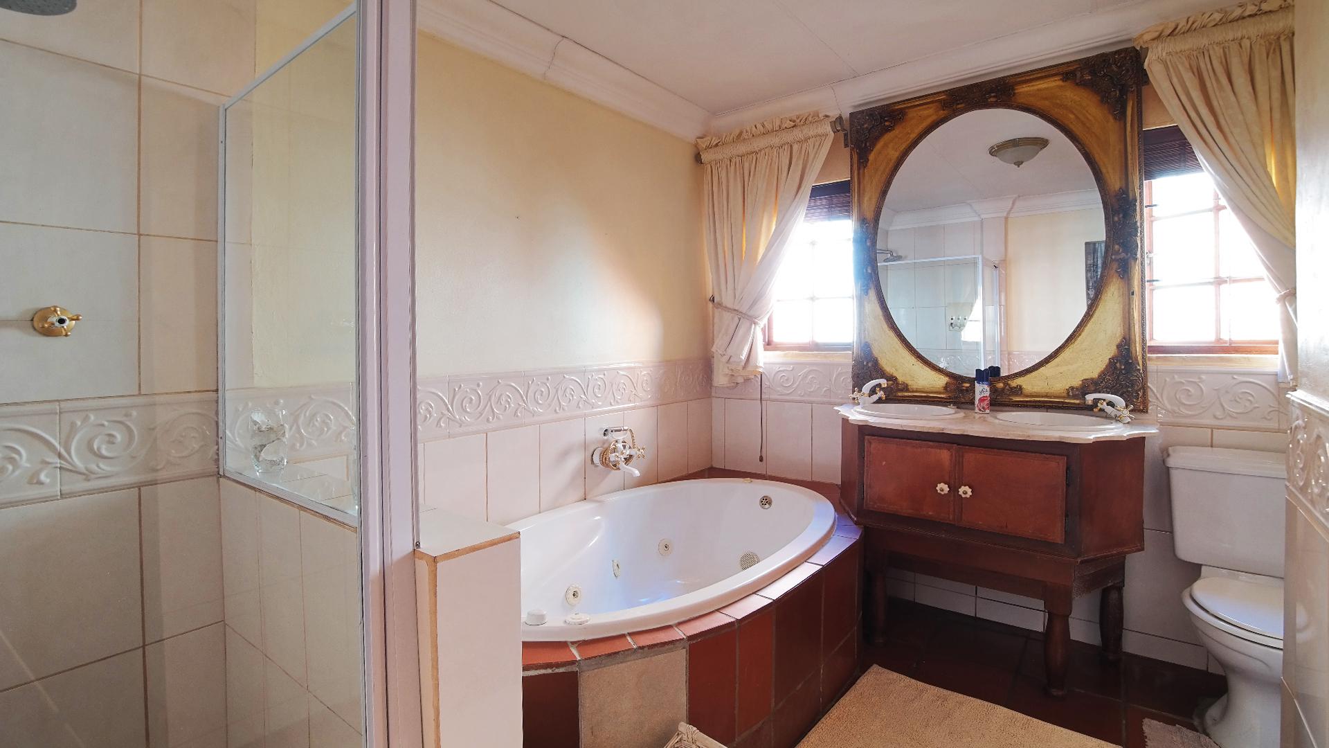 Bathroom 3+ - 36 square meters of property in Montana Park