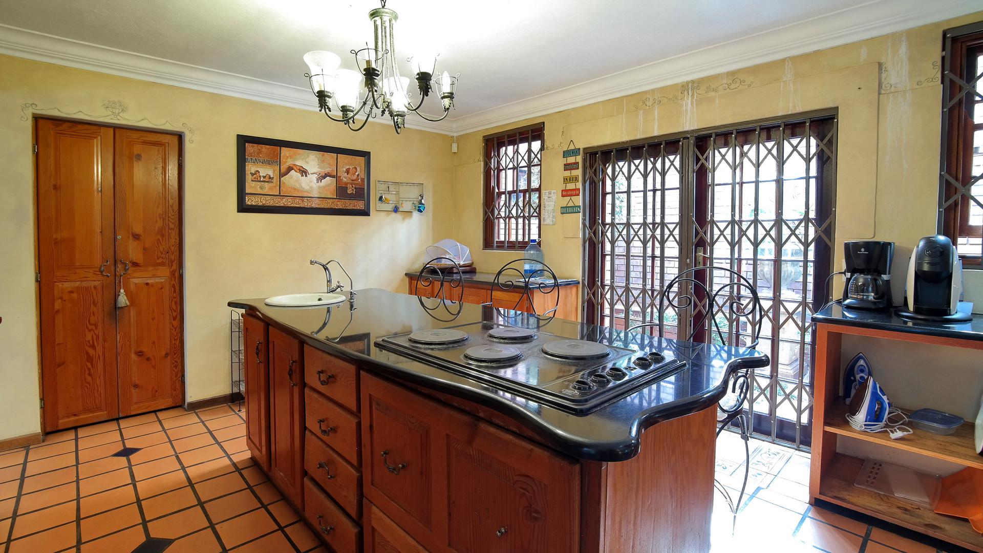 Kitchen - 25 square meters of property in Montana Park