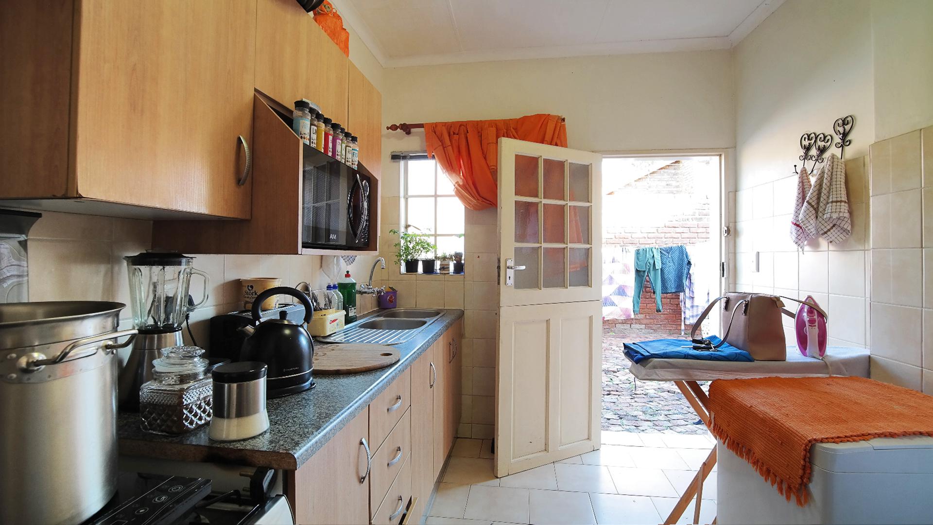 Kitchen - 30 square meters of property in Montana Park