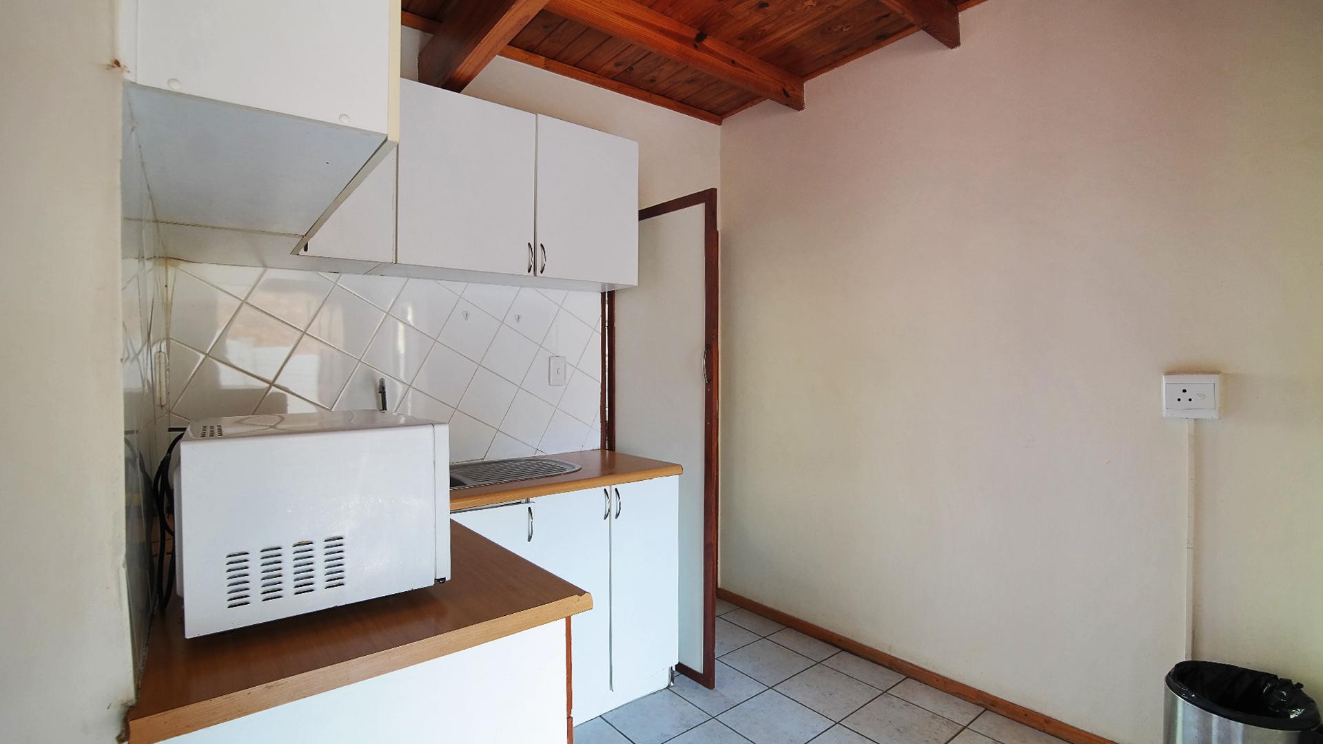 Kitchen - 30 square meters of property in Montana Park