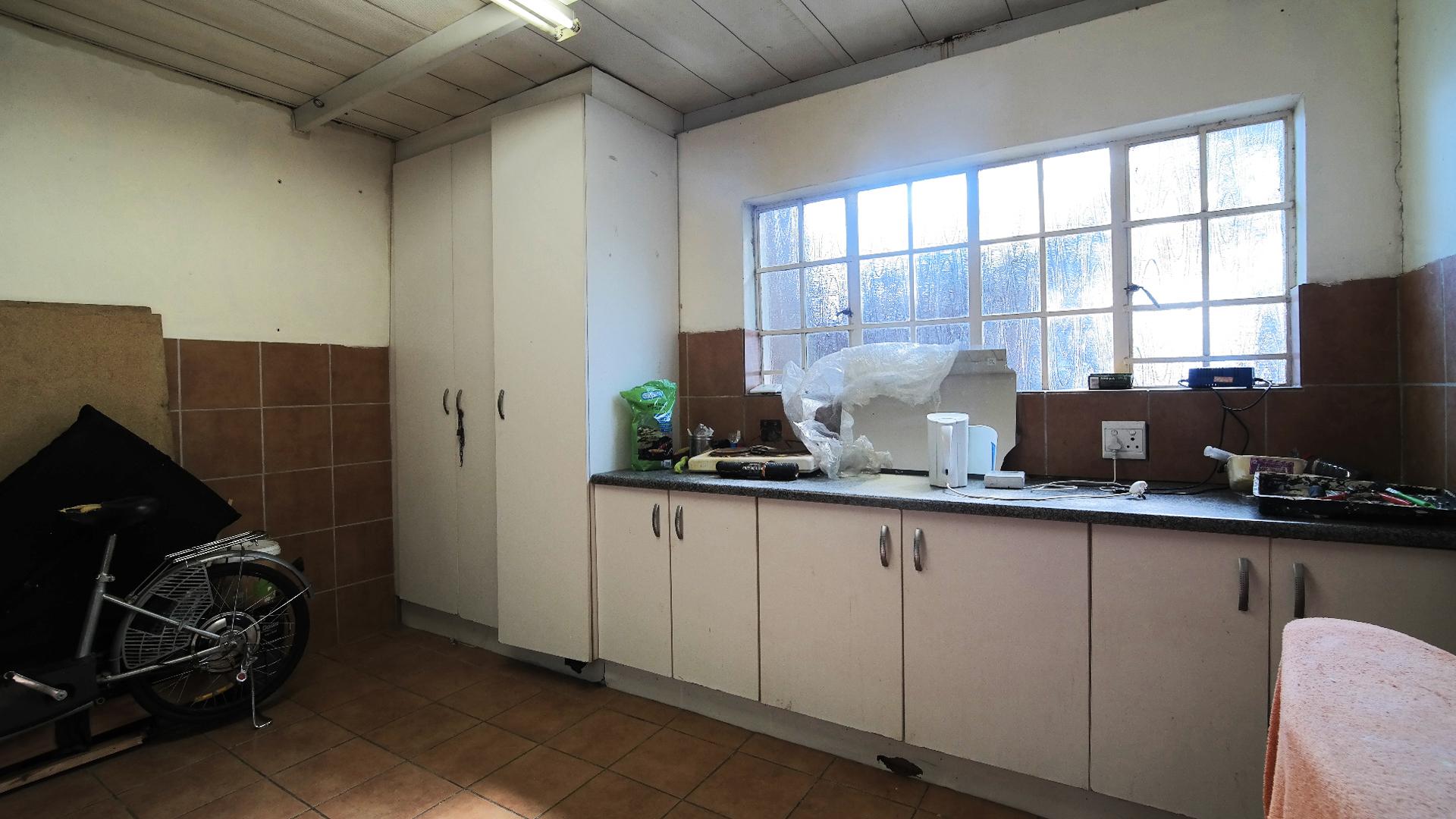 Extra Rooms - 17 square meters of property in Montana Park