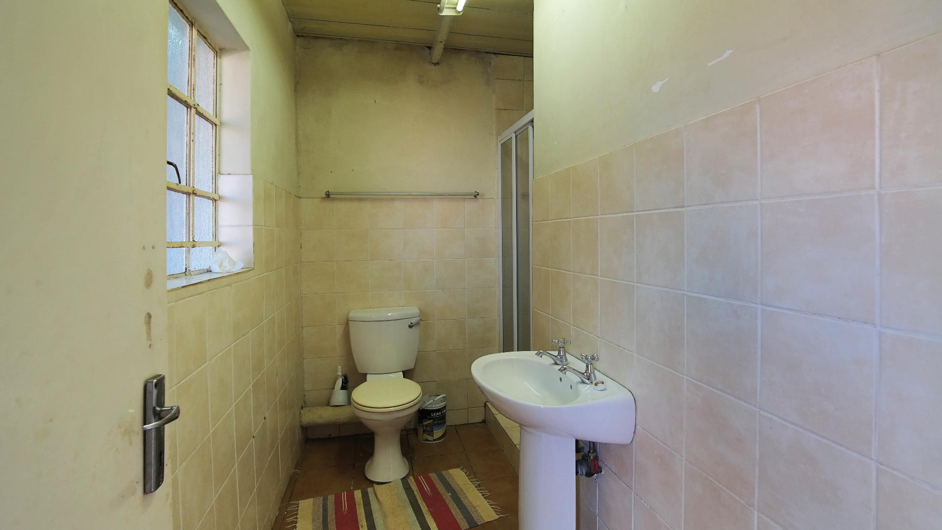 Staff Bathroom - 5 square meters of property in Montana Park