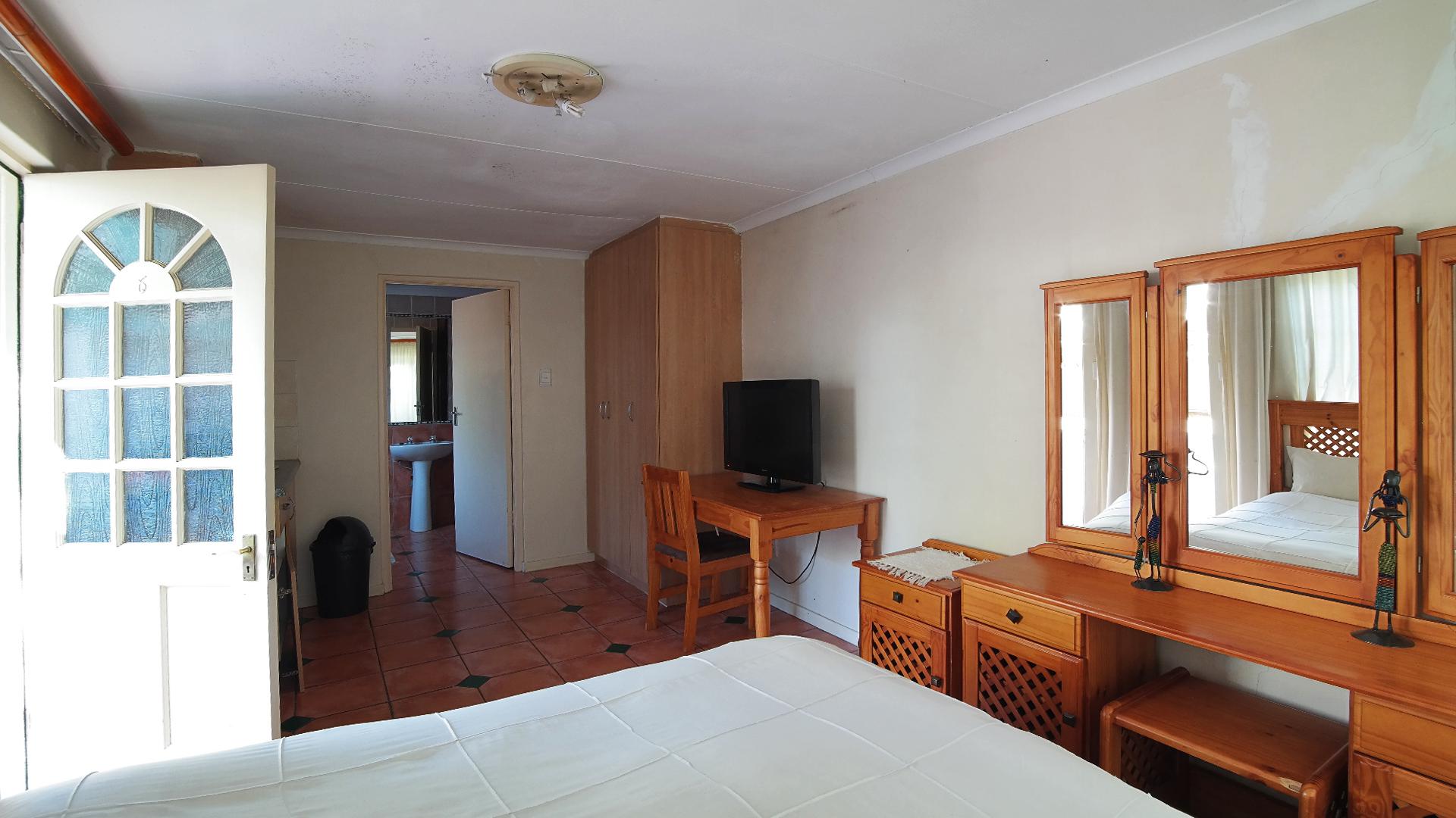 Bed Room 5+ - 104 square meters of property in Montana Park