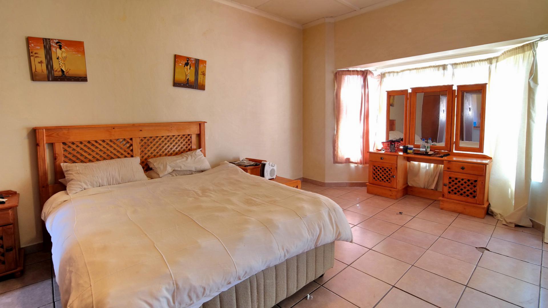 Bed Room 1 - 27 square meters of property in Montana Park