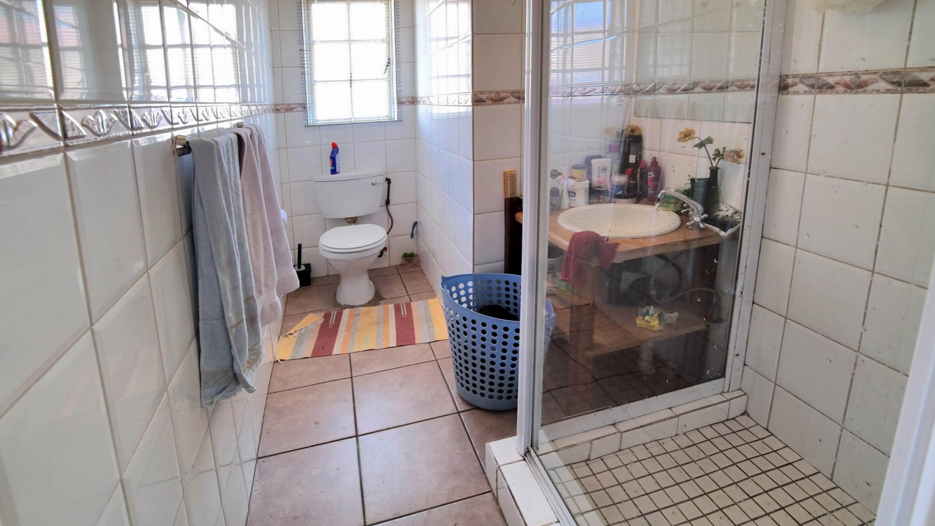 Bathroom 3+ - 46 square meters of property in Montana Park