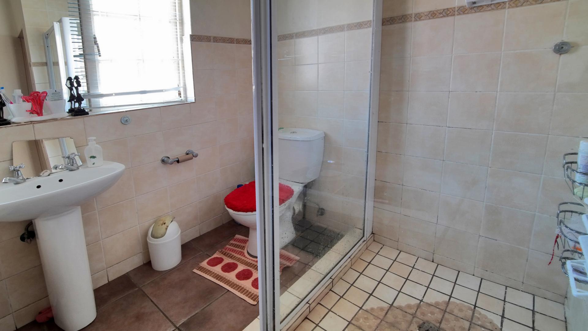 Bathroom 3+ - 46 square meters of property in Montana Park
