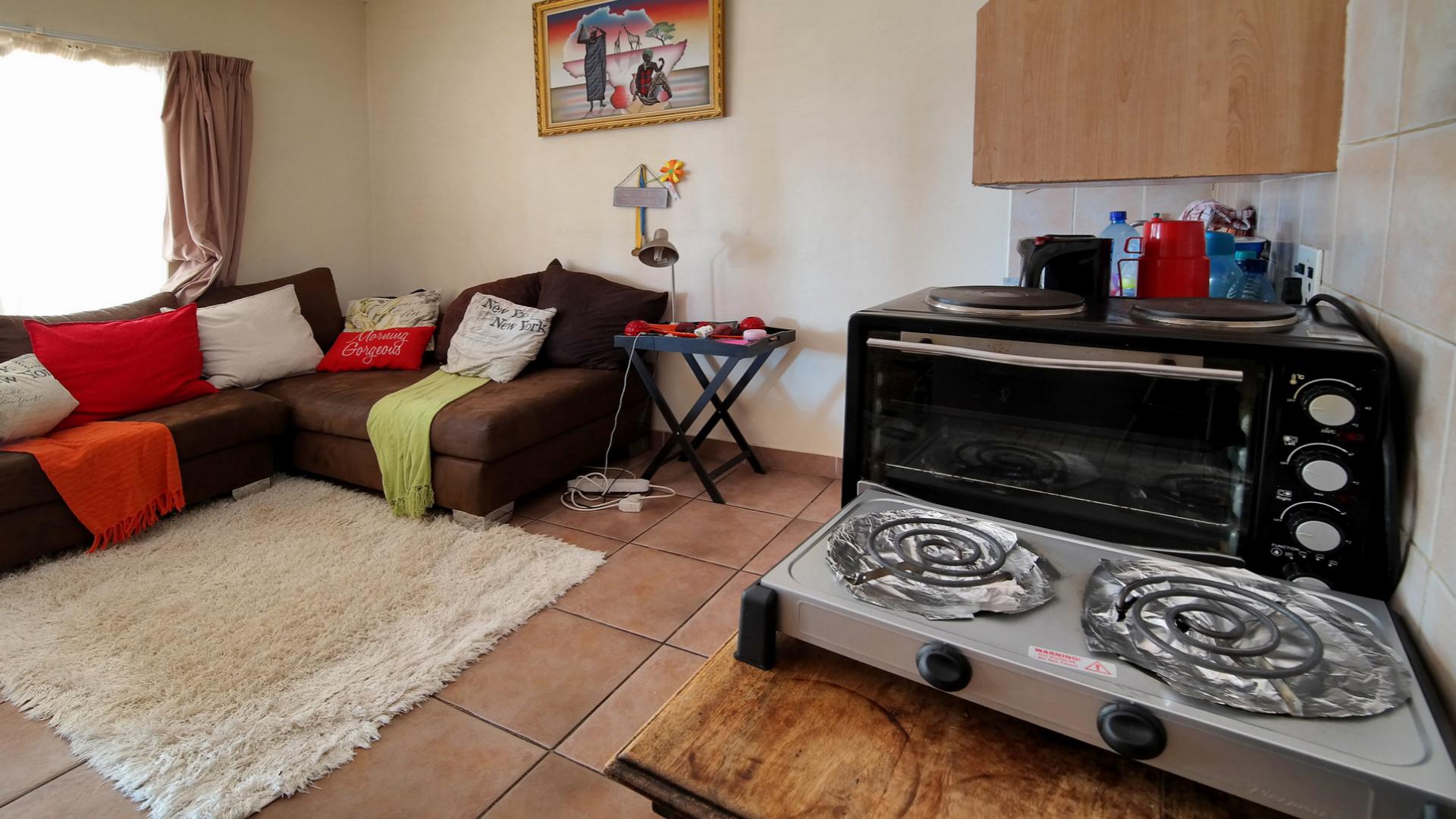 Lounges - 69 square meters of property in Montana Park