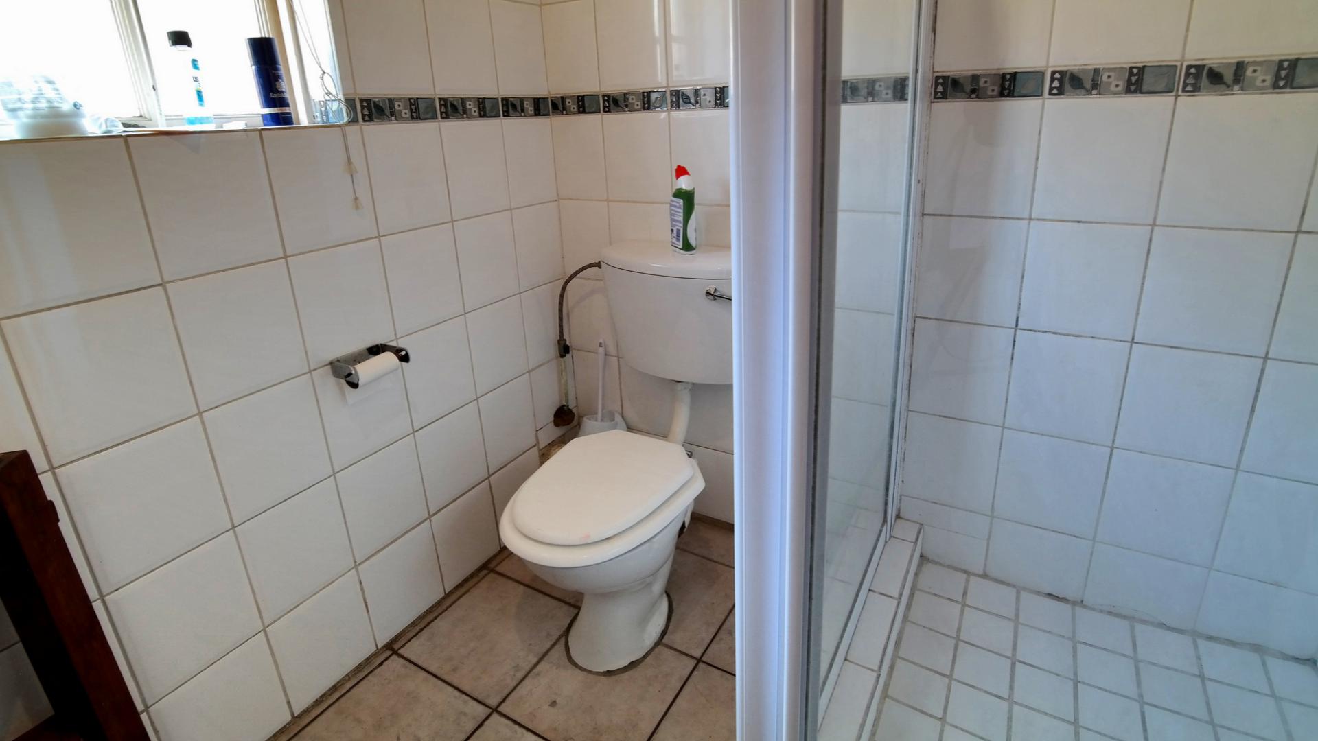 Bathroom 3+ - 46 square meters of property in Montana Park