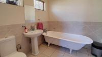 Bathroom 3+ - 26 square meters of property in Montana Park