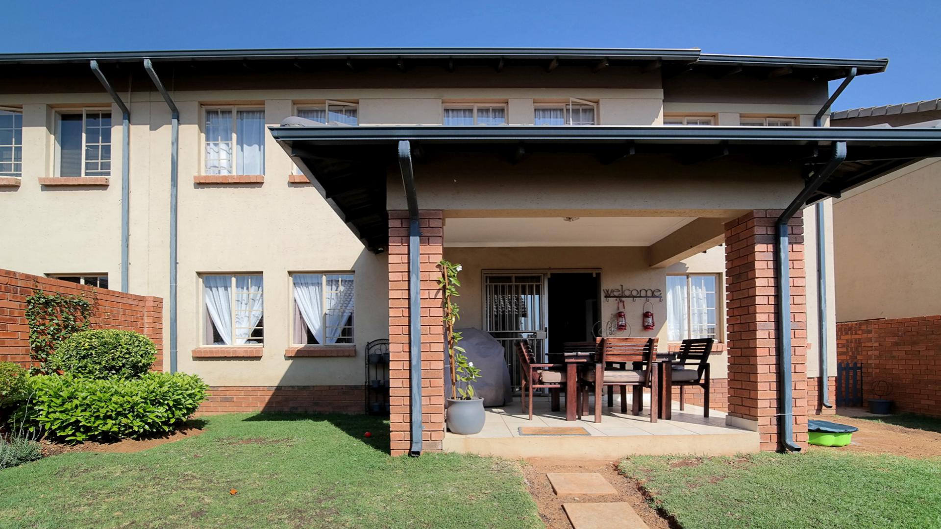 Front View of property in Mooikloof Ridge