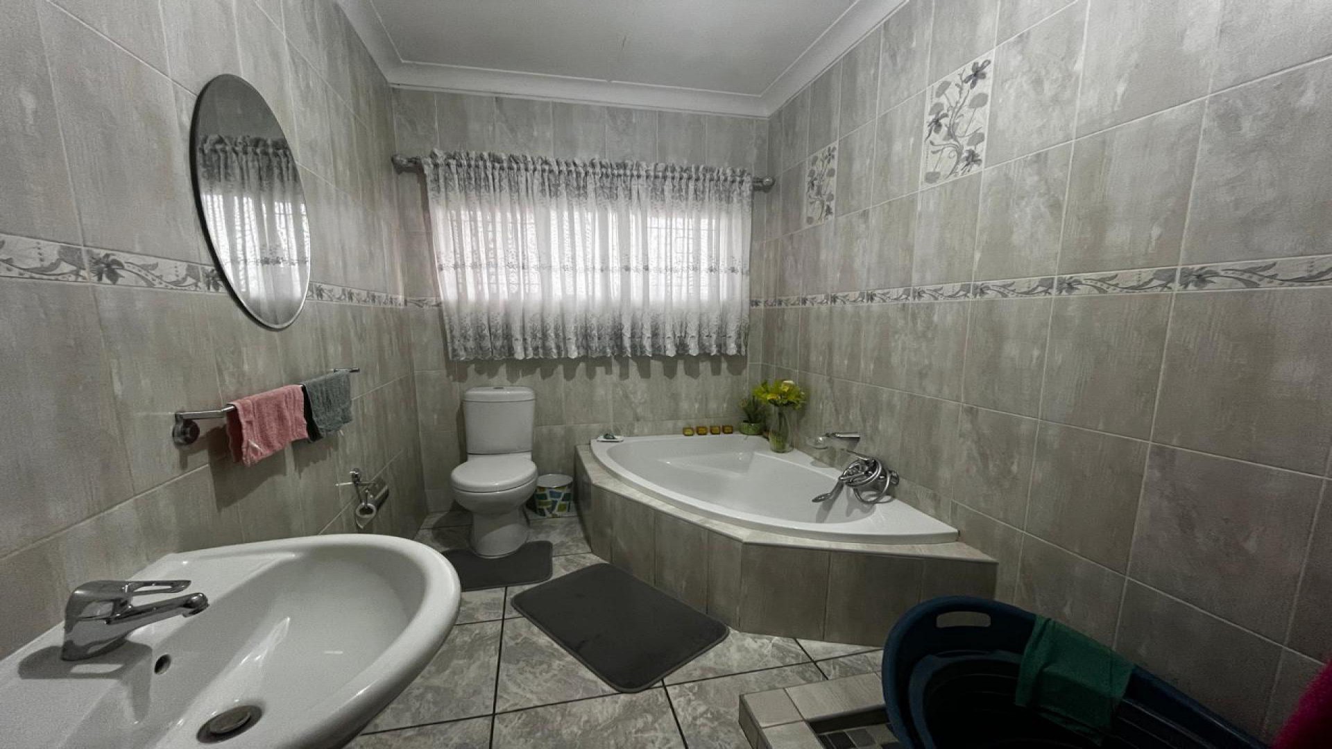 Bathroom 1 of property in Monument Heights