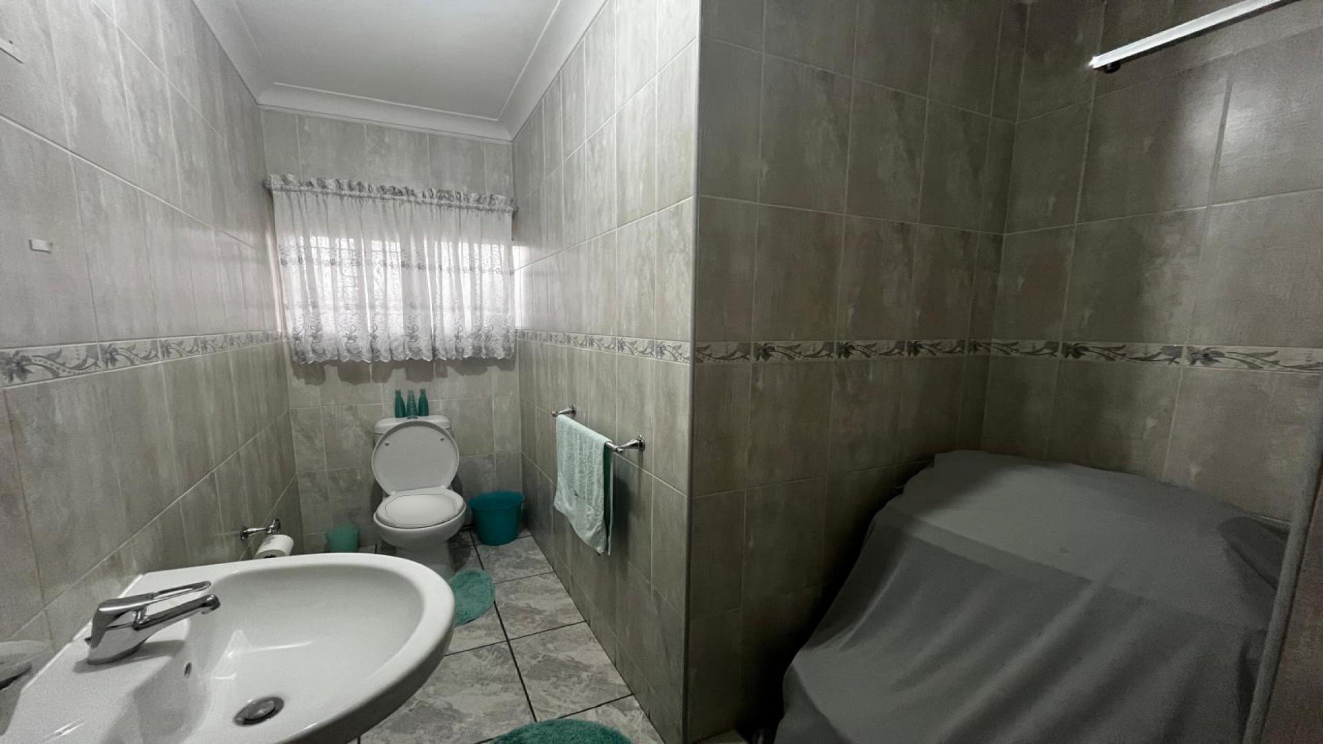 Bathroom 2 of property in Monument Heights