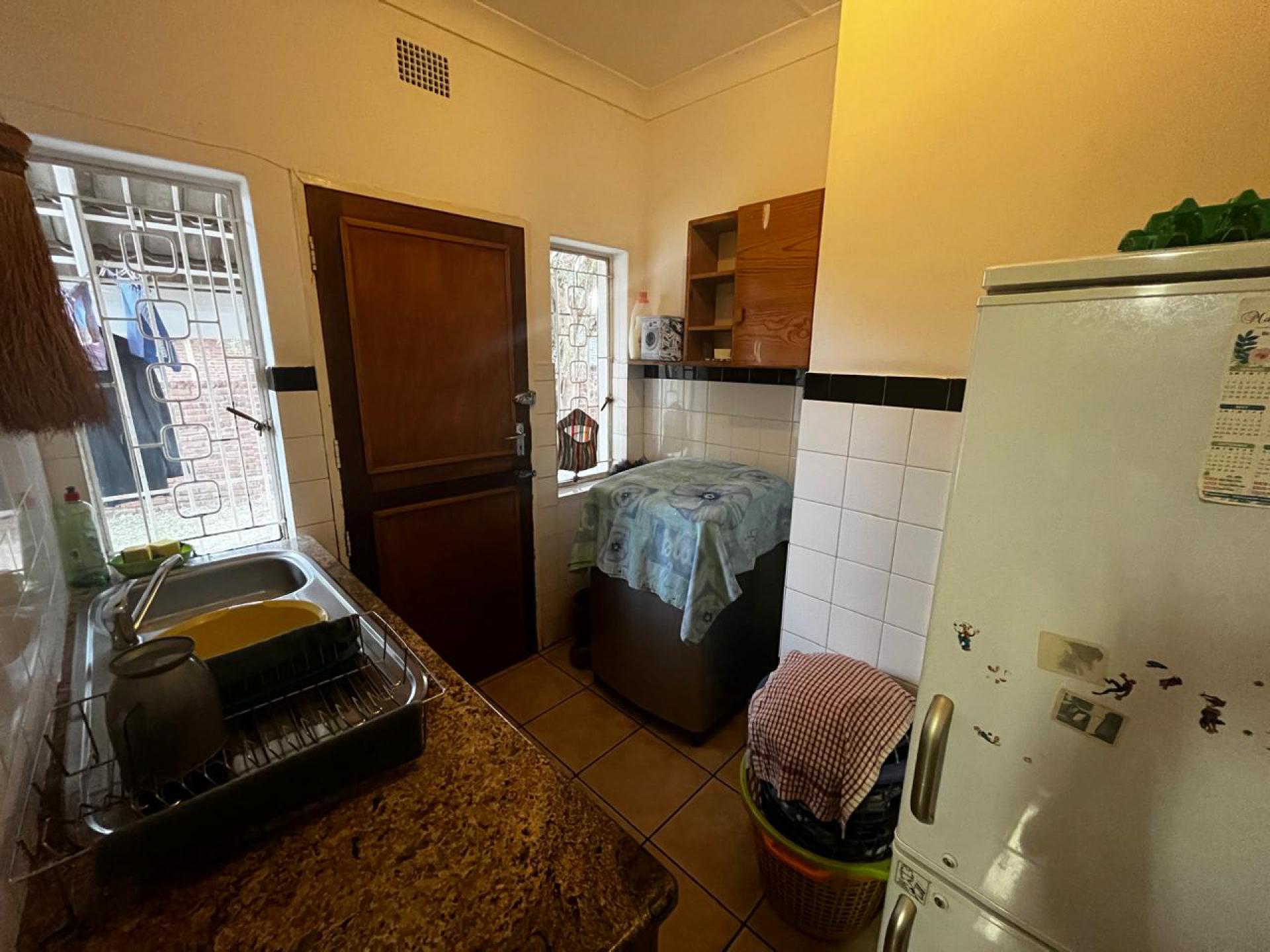 Kitchen of property in Monument Heights