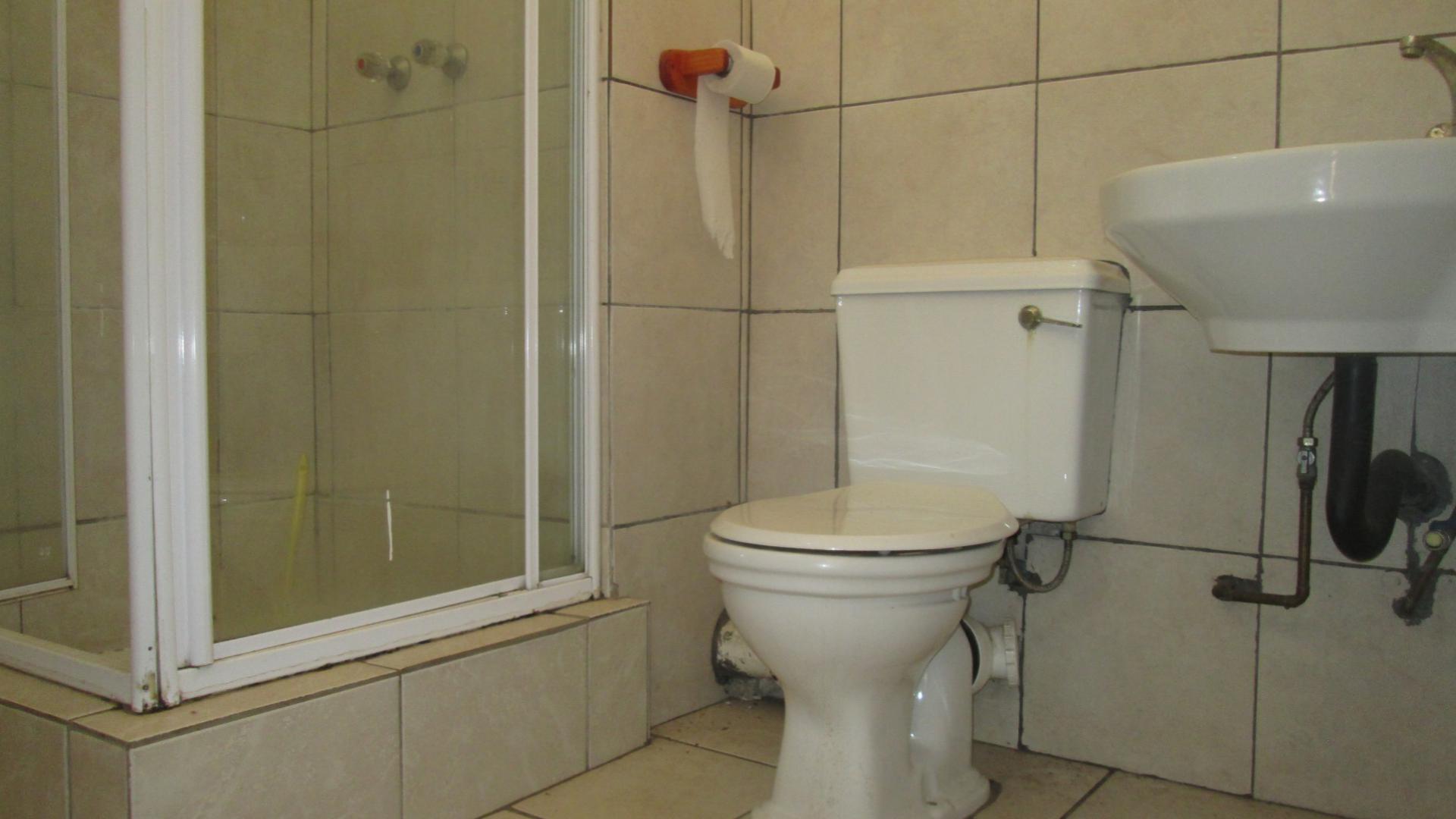 Main Bathroom - 4 square meters of property in Casseldale
