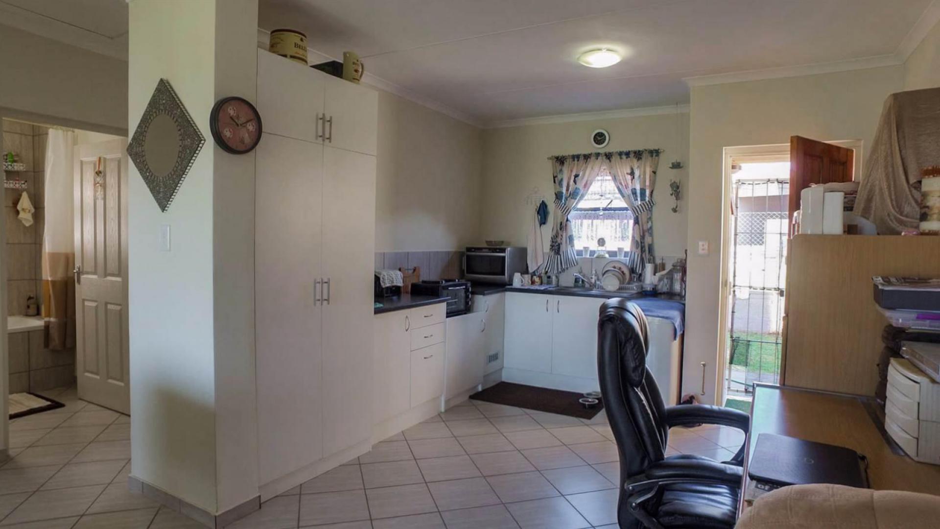 Kitchen - 10 square meters of property in Kidds Beach