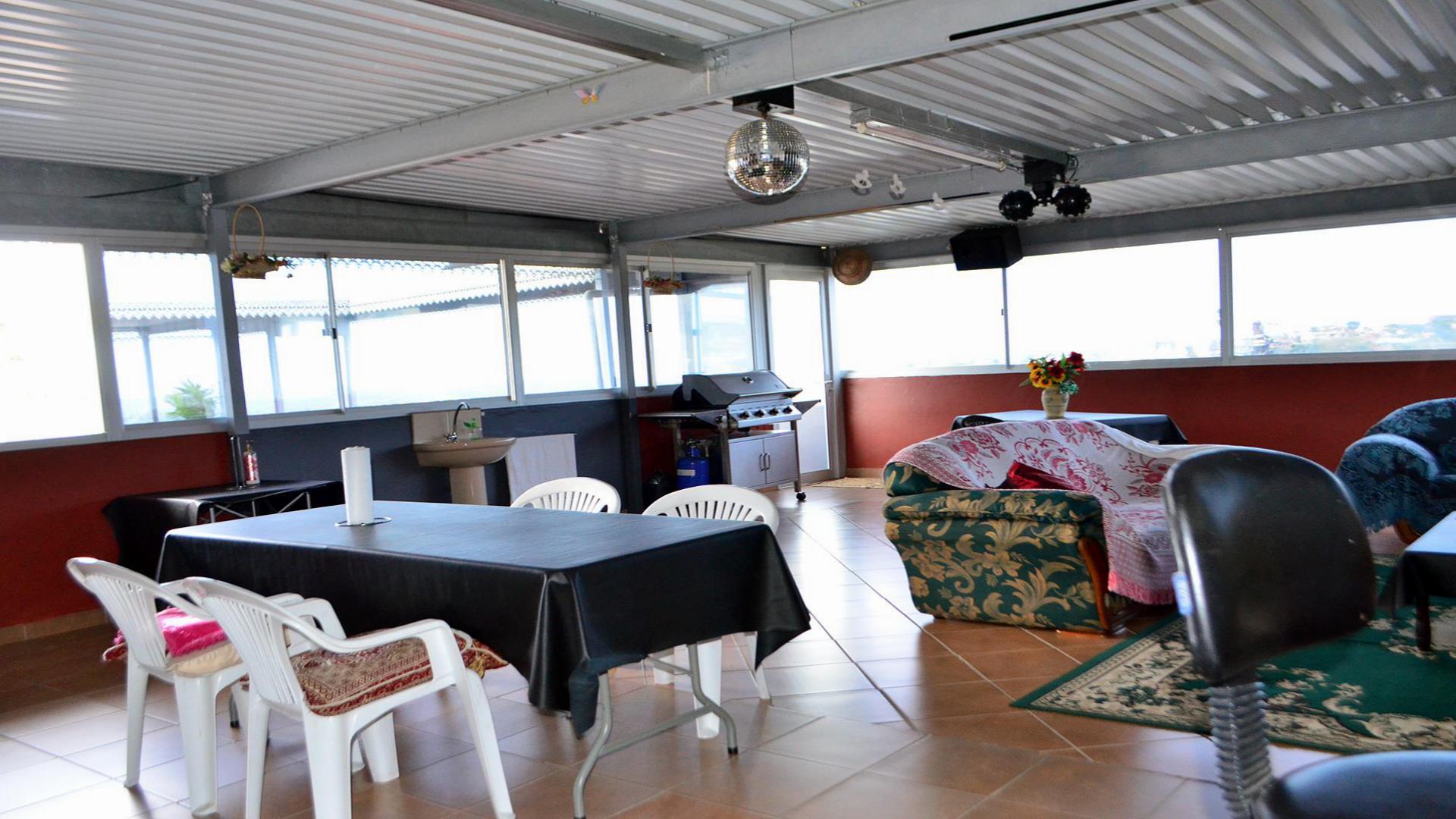 Entertainment - 100 square meters of property in Reservior Hills