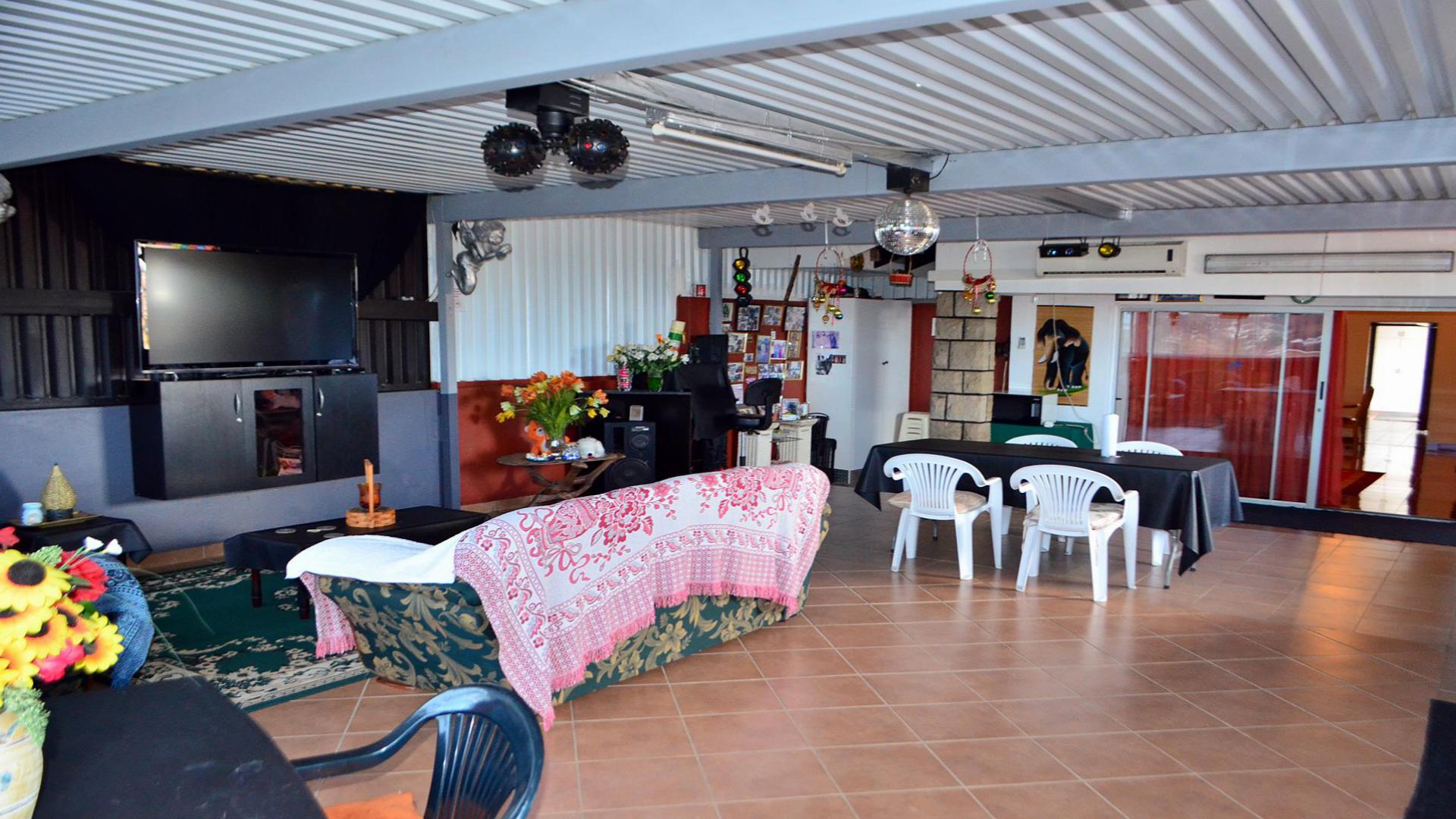 Entertainment - 100 square meters of property in Reservior Hills