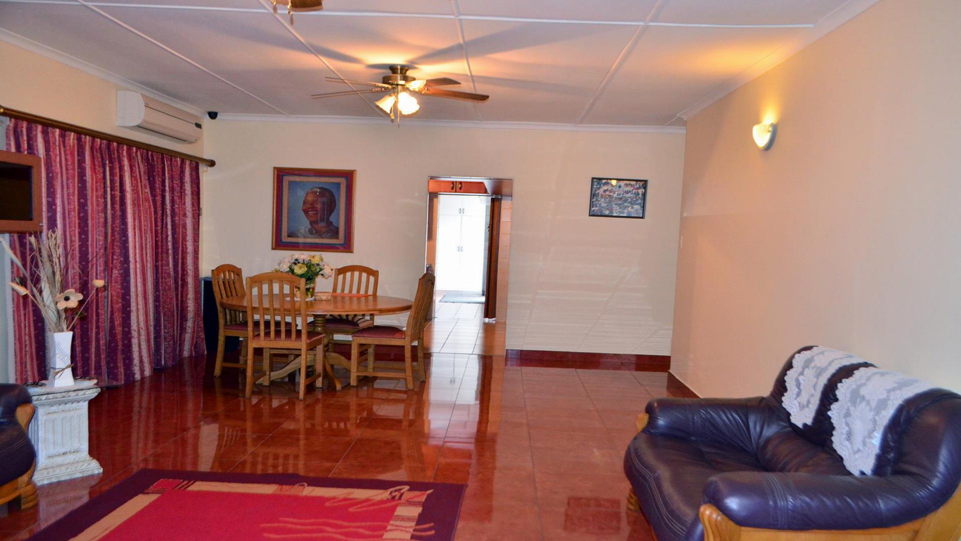 Lounges - 20 square meters of property in Reservior Hills