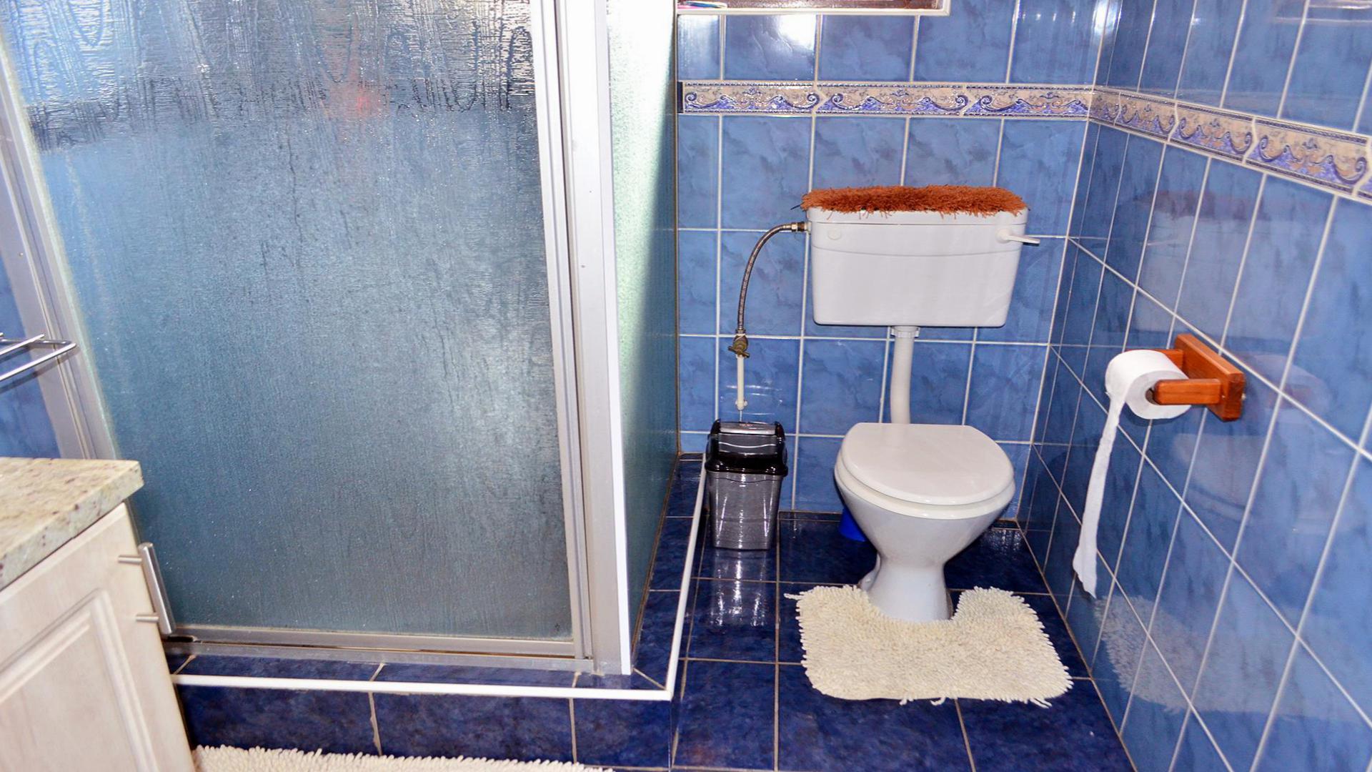 Main Bathroom - 10 square meters of property in Reservior Hills