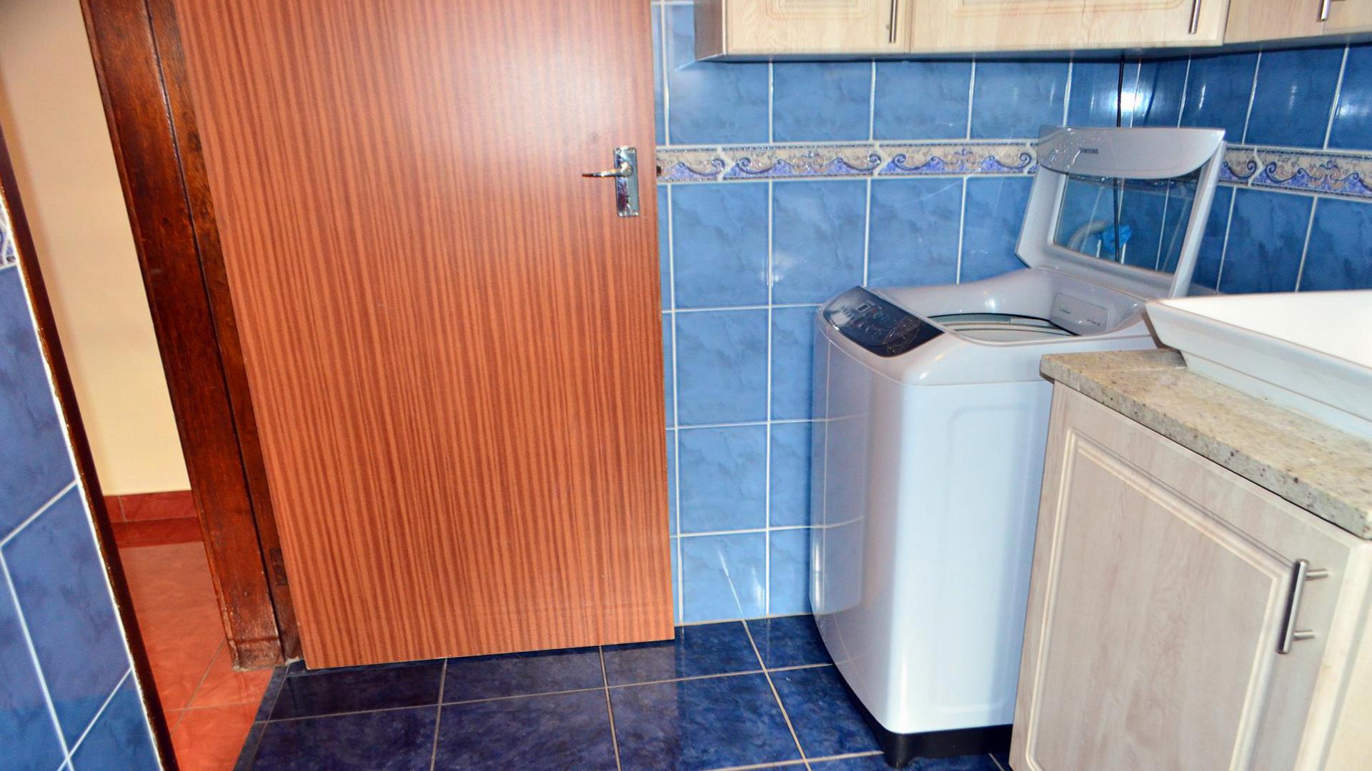 Main Bathroom - 10 square meters of property in Reservior Hills
